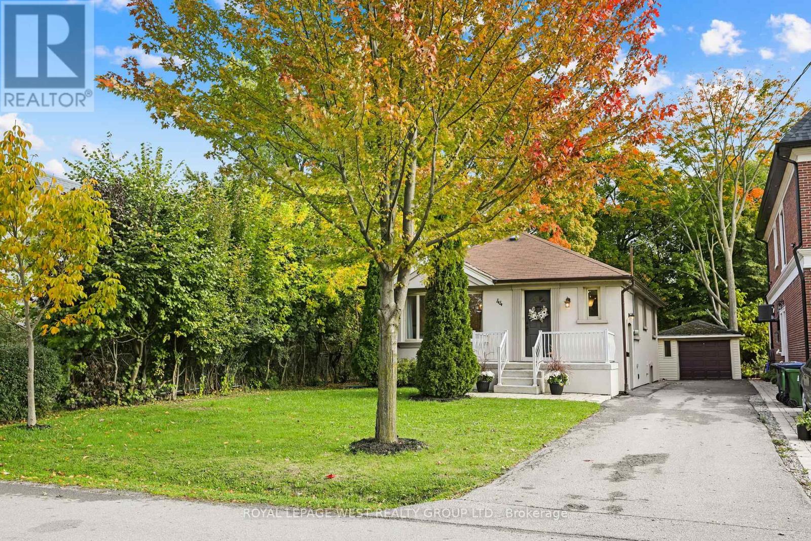 44 Westglen Crescent, Toronto, Ontario  M9B 4R1 - Photo 5 - W12471172