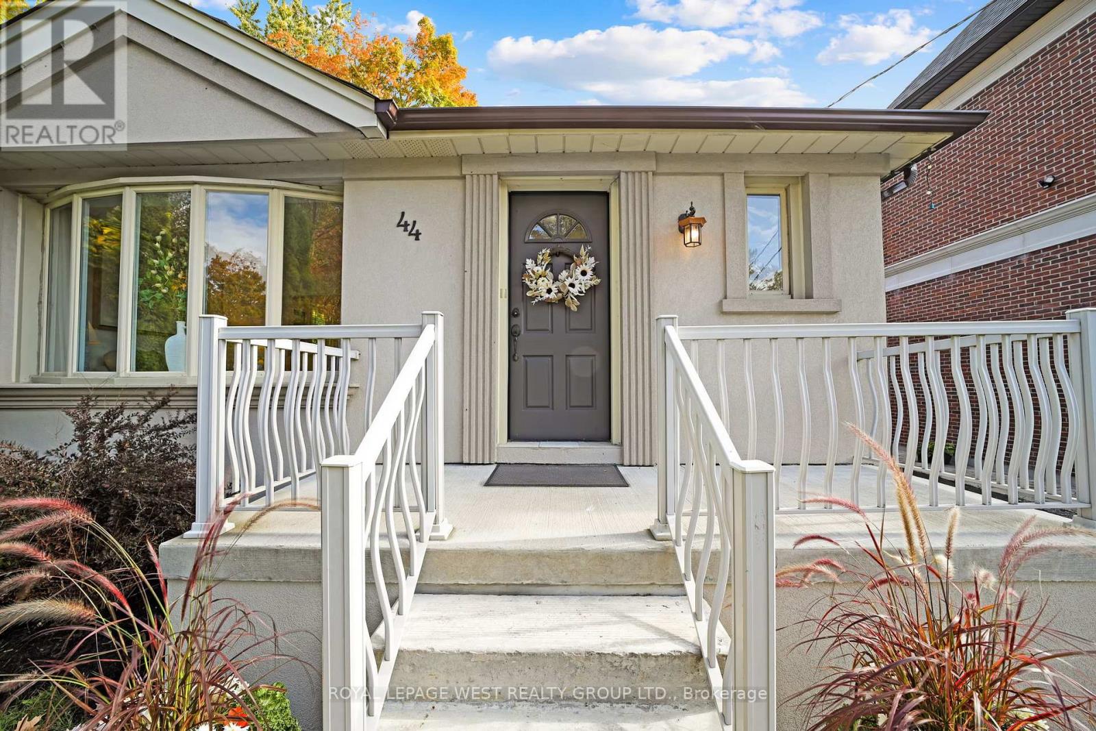 44 Westglen Crescent, Toronto, Ontario  M9B 4R1 - Photo 6 - W12471172