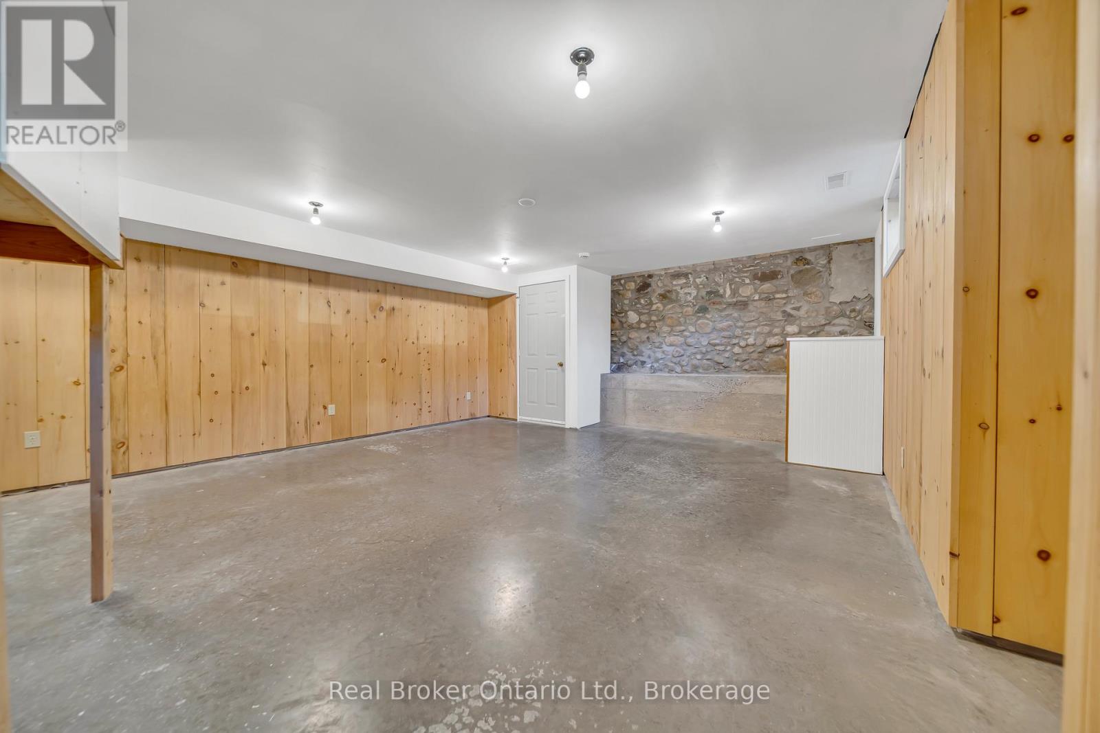 690 Wallace Avenue S, North Perth, Ontario  N4W 1Y4 - Photo 39 - X12441302