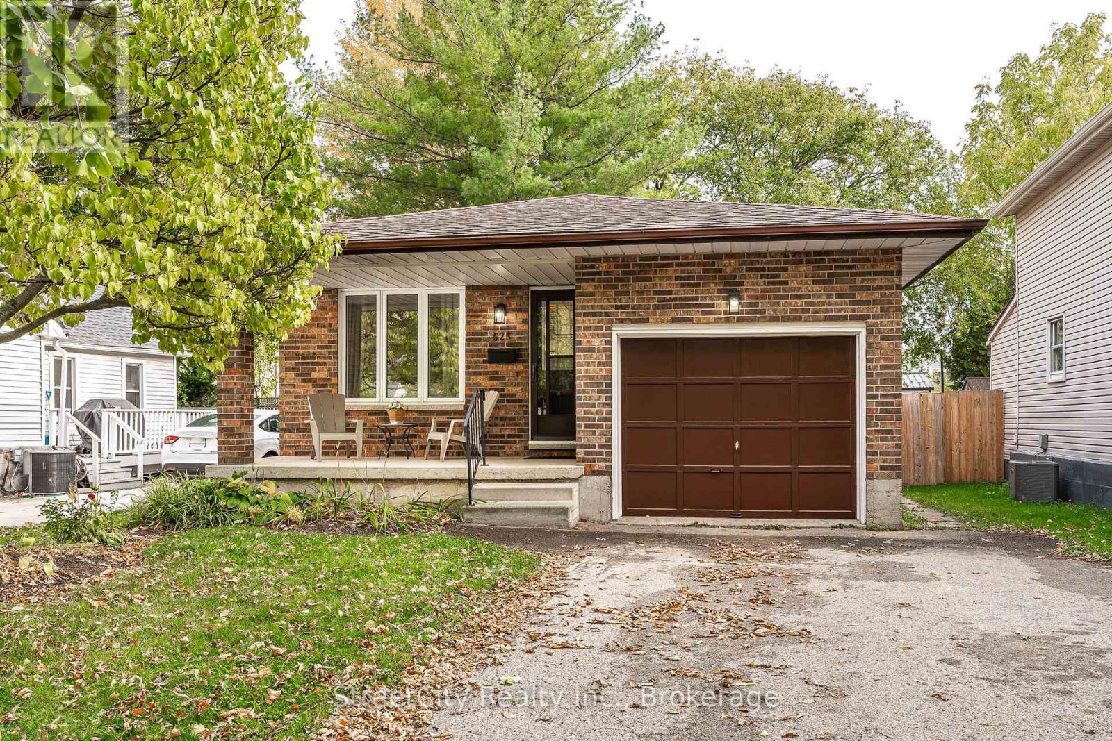 525 Albert Street, Stratford, Ontario  N5A 3L6 - Photo 2 - X12471400