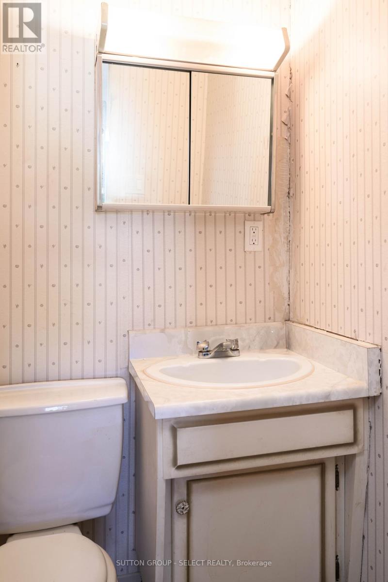 58 Chiddington Gate, London South, Ontario  N6C 4Y3 - Photo 11 - X12471386