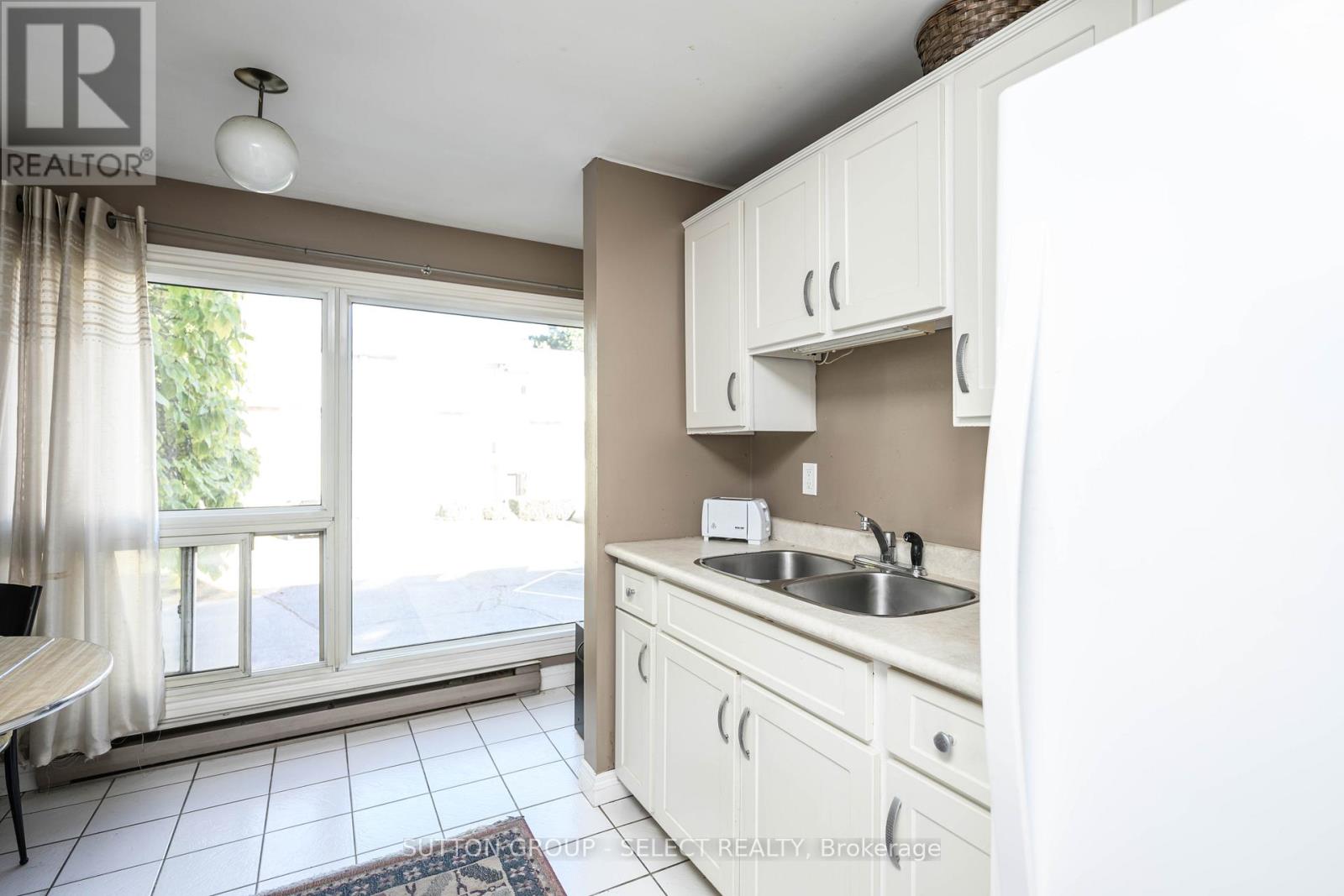 58 Chiddington Gate, London South, Ontario  N6C 4Y3 - Photo 4 - X12471386