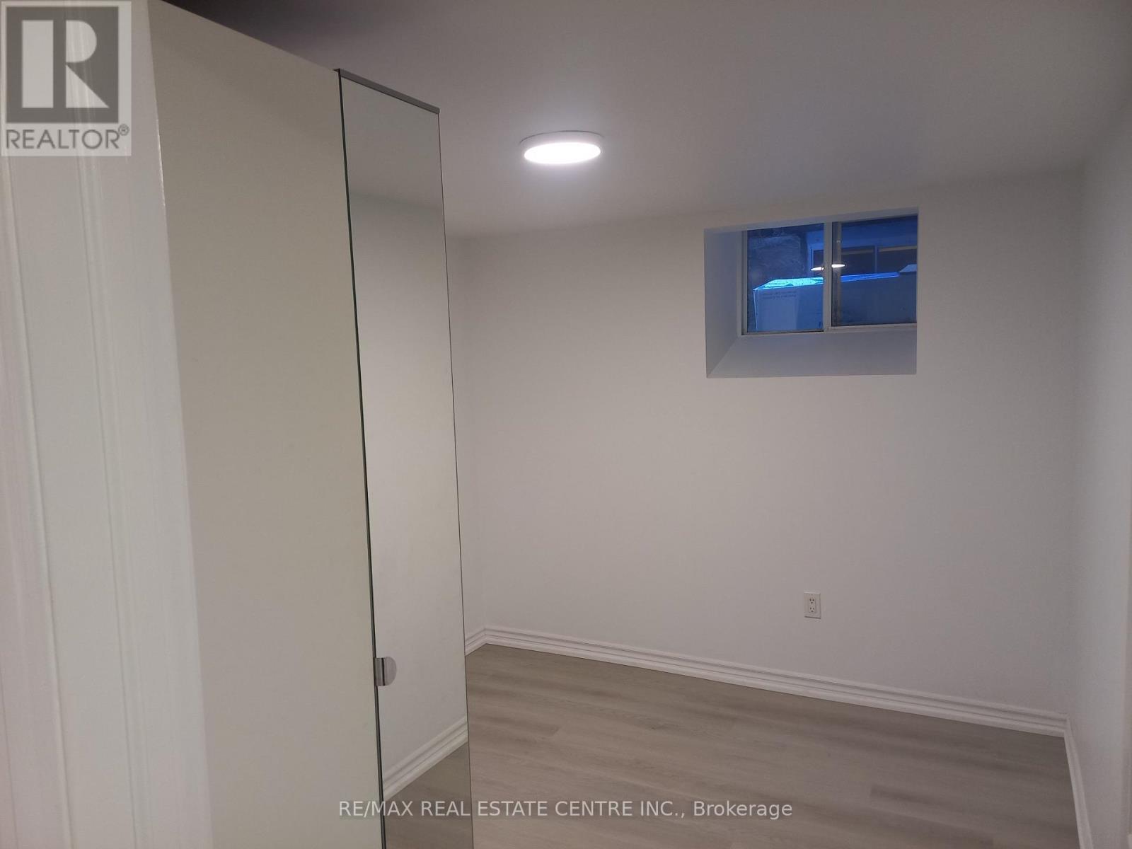 Lower - 129 Walmer Road, Toronto, Ontario  M5R 2X8 - Photo 10 - C12471241