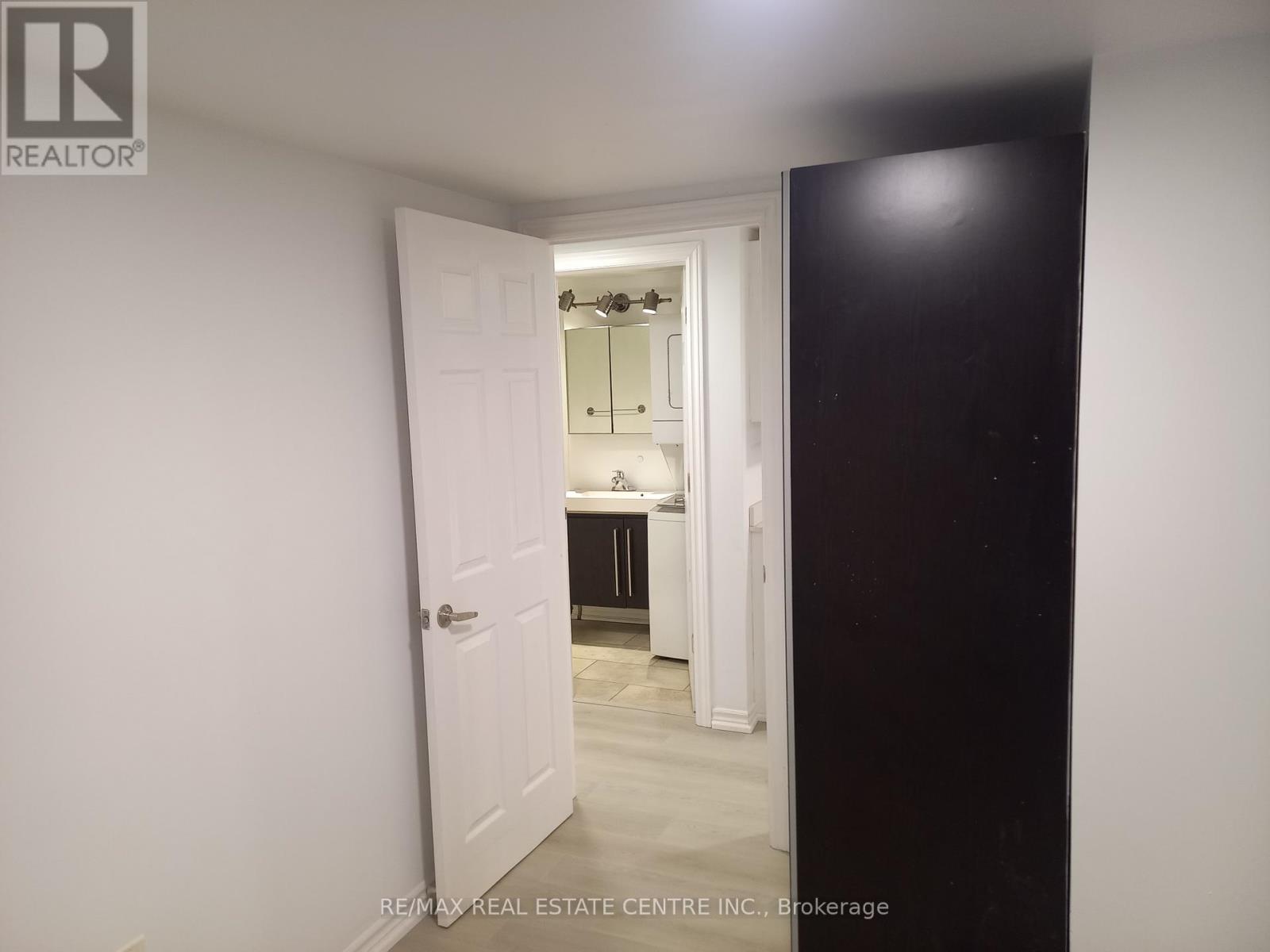 Lower - 129 Walmer Road, Toronto, Ontario  M5R 2X8 - Photo 11 - C12471241