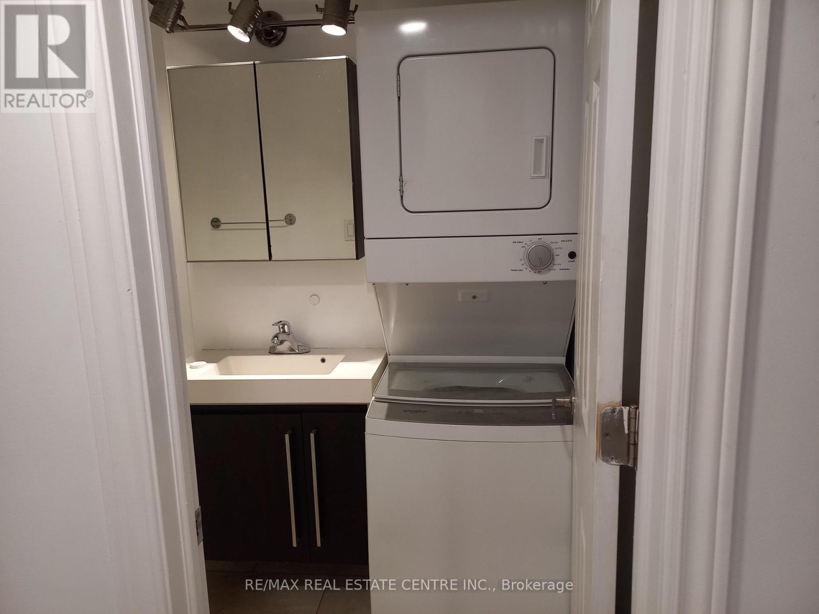 Lower - 129 Walmer Road, Toronto, Ontario  M5R 2X8 - Photo 13 - C12471241