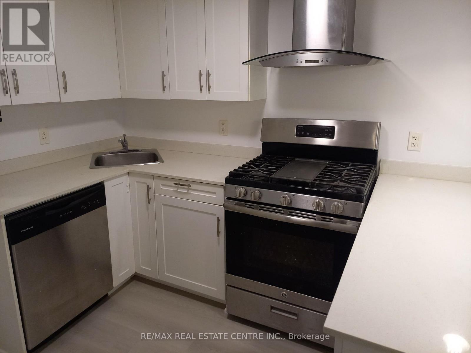 Lower - 129 Walmer Road, Toronto, Ontario  M5R 2X8 - Photo 3 - C12471241