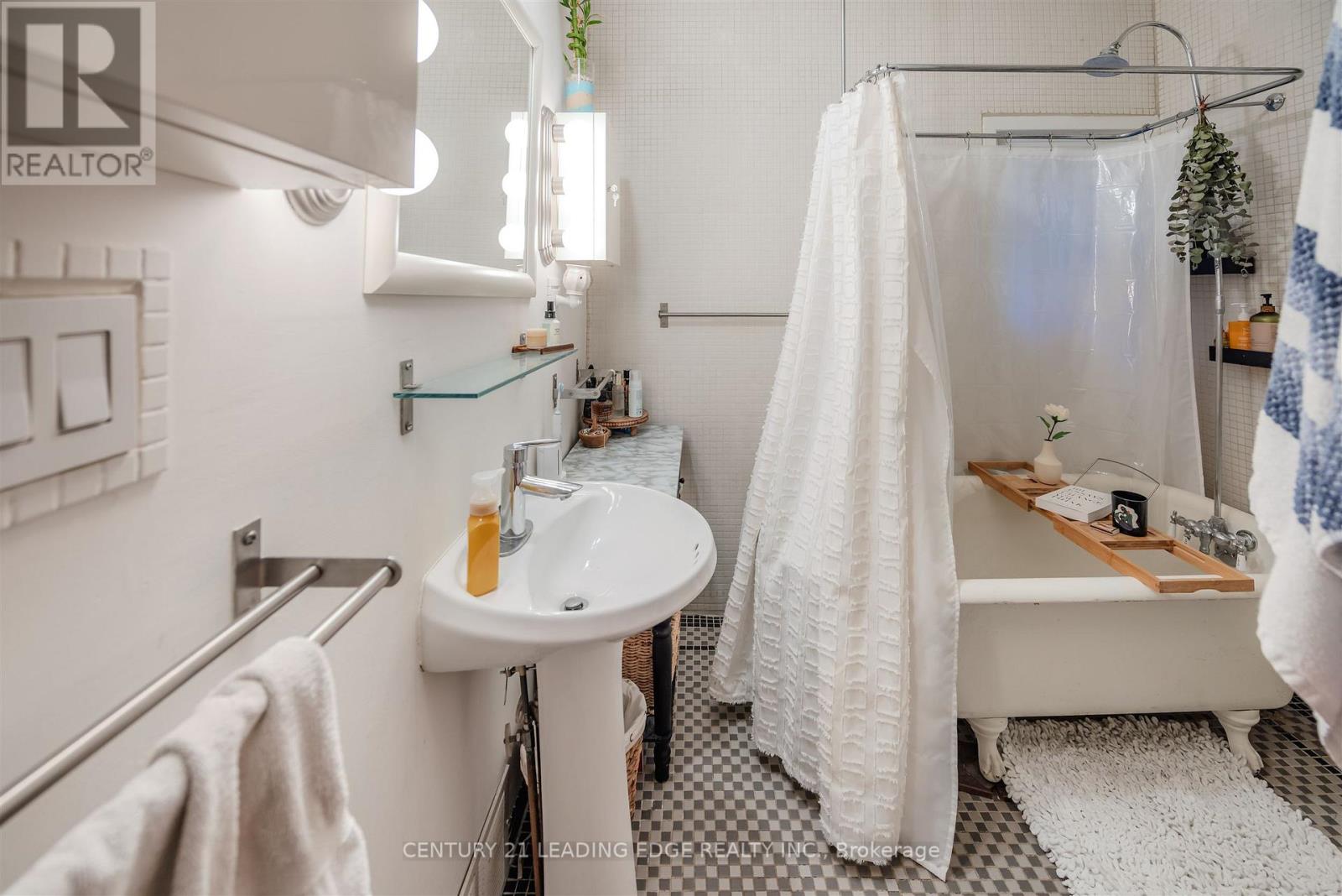 9 Balmy Avenue, Toronto, Ontario  M4E 1C7 - Photo 15 - E12471313