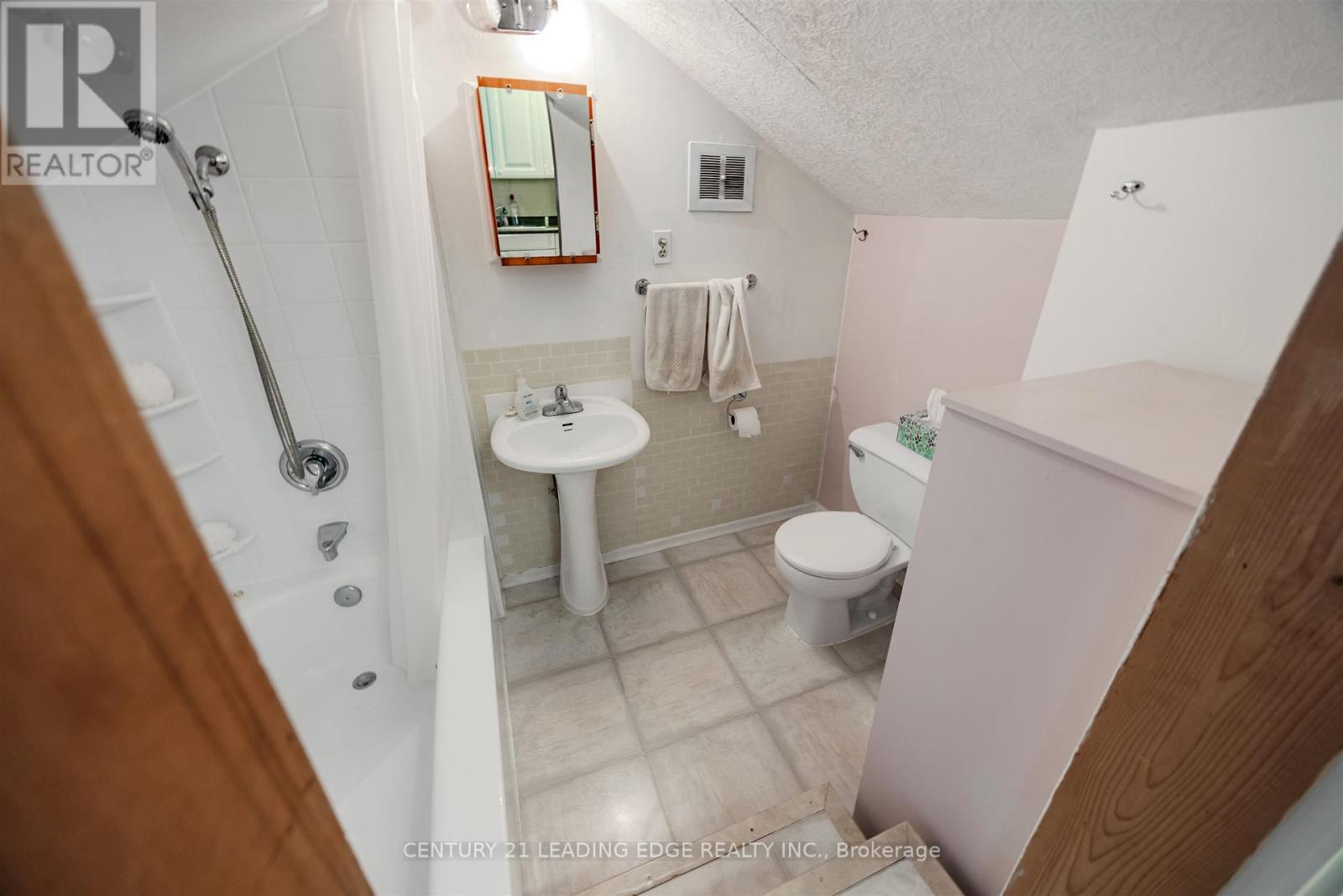 9 Balmy Avenue, Toronto, Ontario  M4E 1C7 - Photo 32 - E12471313