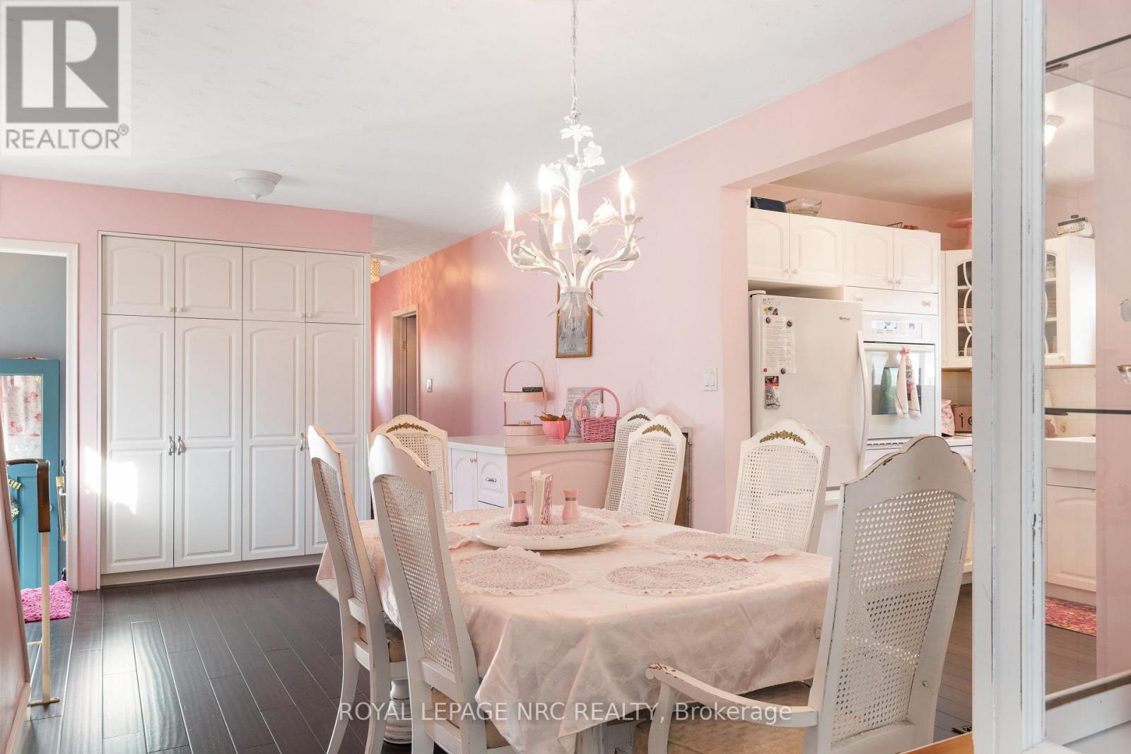11 Cleveland Street, Thorold, Ontario  L2V 3K3 - Photo 3 - X12471381
