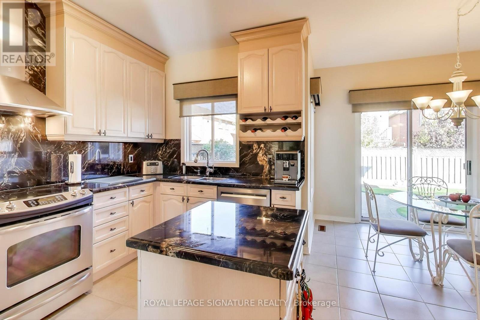 127 Mountcharles Crescent, Vaughan, Ontario  L6A 2J9 - Photo 13 - N12471190