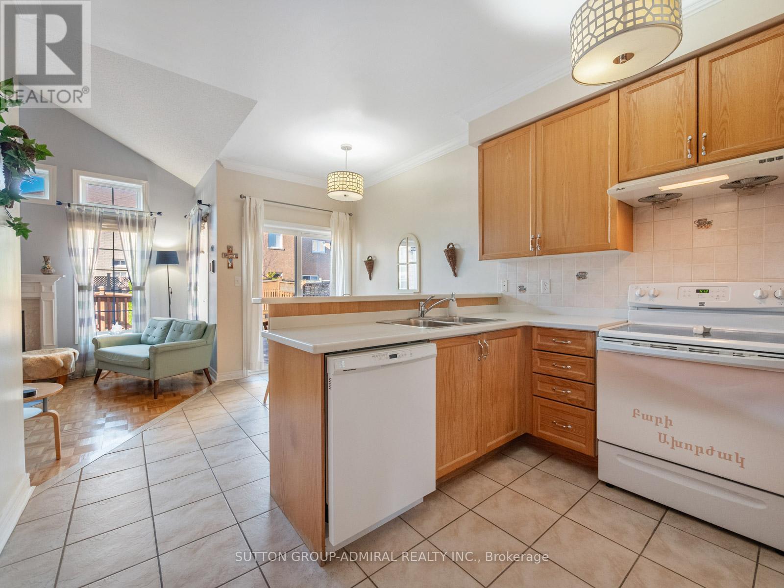 54 Golden Oak Avenue, Richmond Hill, Ontario  L4S 1Y5 - Photo 8 - N12471198