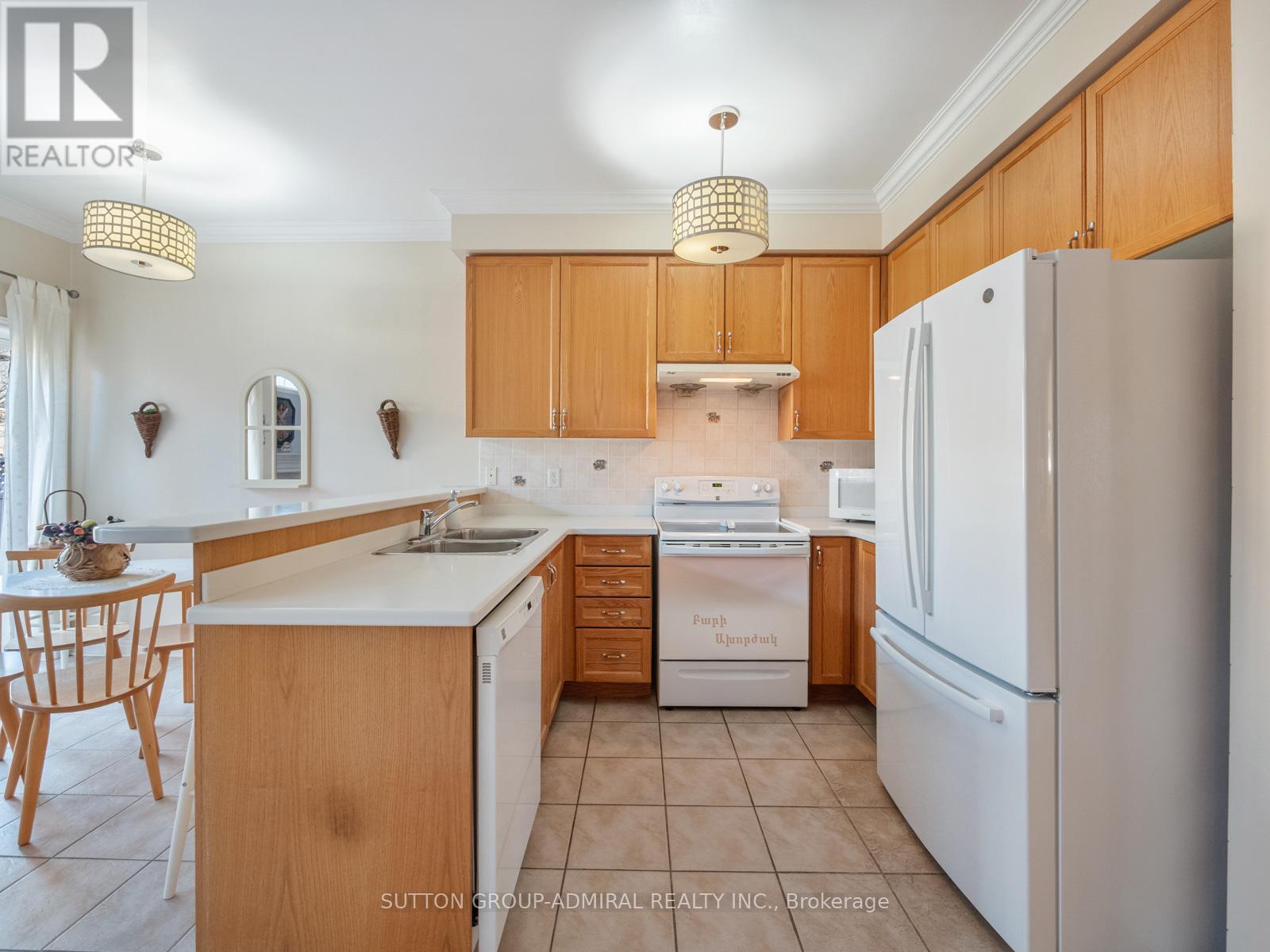 54 Golden Oak Avenue, Richmond Hill, Ontario  L4S 1Y5 - Photo 9 - N12471198