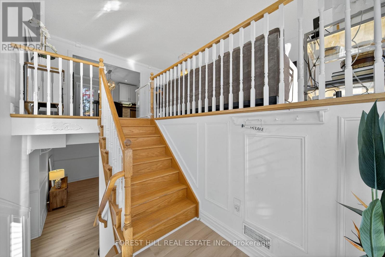 694 Cedar Path, Innisfil, Ontario  L9S 2H6 - Photo 4 - N12471219
