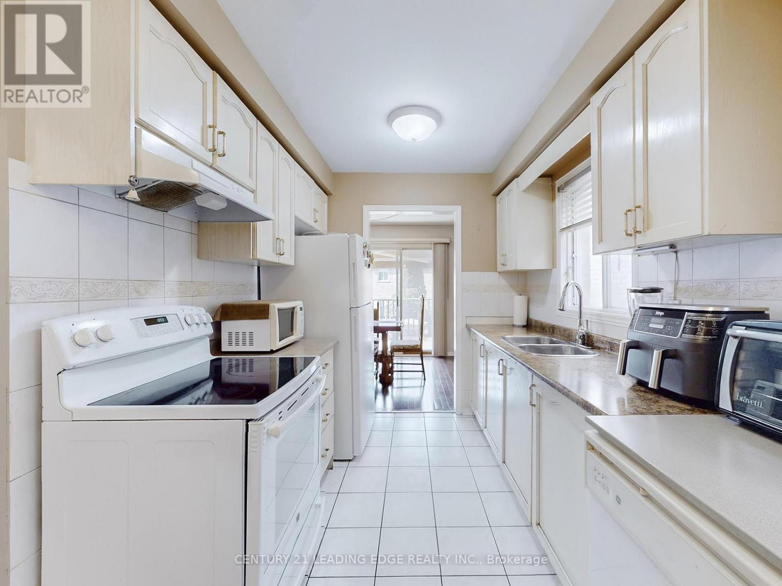 36 Opera Place, Vaughan, Ontario  L4L 8Y8 - Photo 7 - N12471224