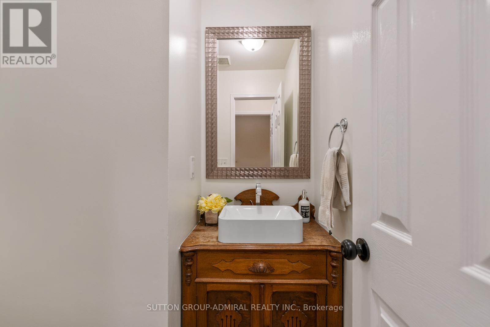 25 Umbria Crescent, Vaughan, Ontario  L4H 2E1 - Photo 4 - N12471240