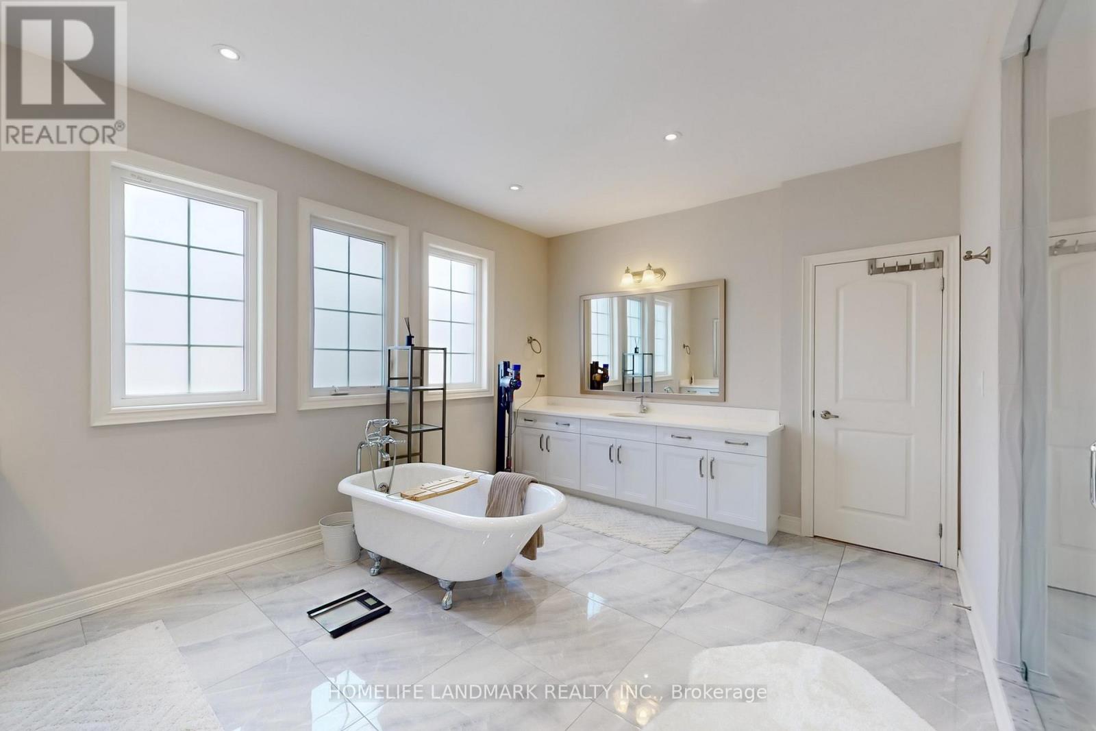 213 Farrell Road, Vaughan, Ontario  L6A 4W6 - Photo 27 - N12471312