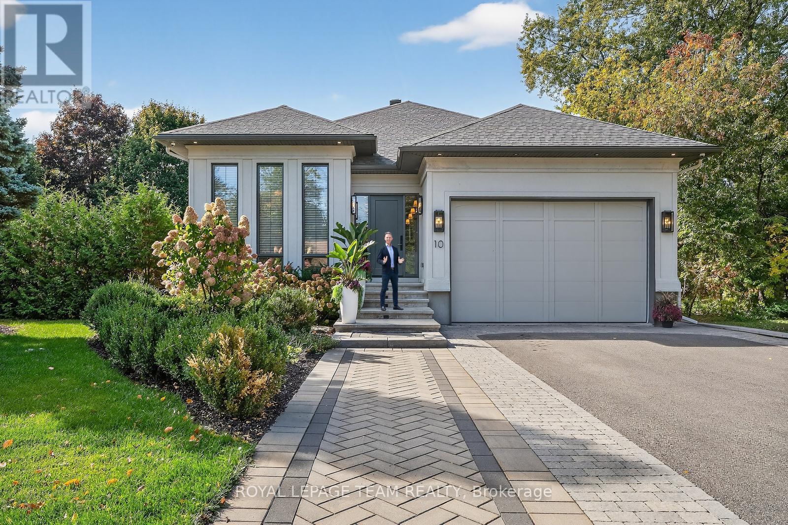 10 LEAVER AVENUE, Ottawa, Ontario