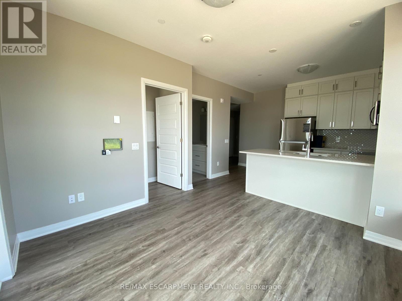 106 - 95 Dundas Street W, Oakville, Ontario  L6M 5N4 - Photo 10 - W12471188