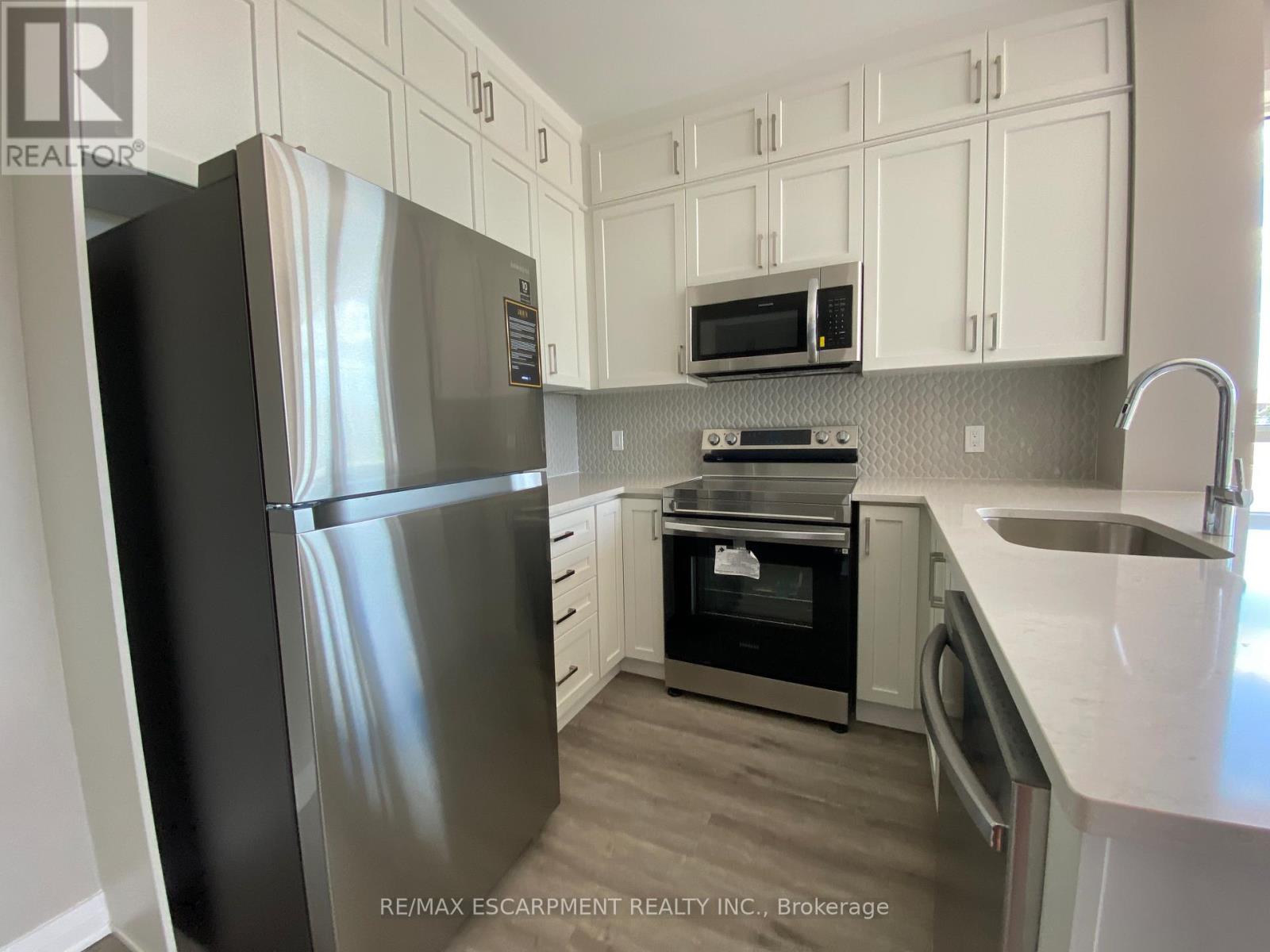 106 - 95 Dundas Street W, Oakville, Ontario  L6M 5N4 - Photo 8 - W12471188