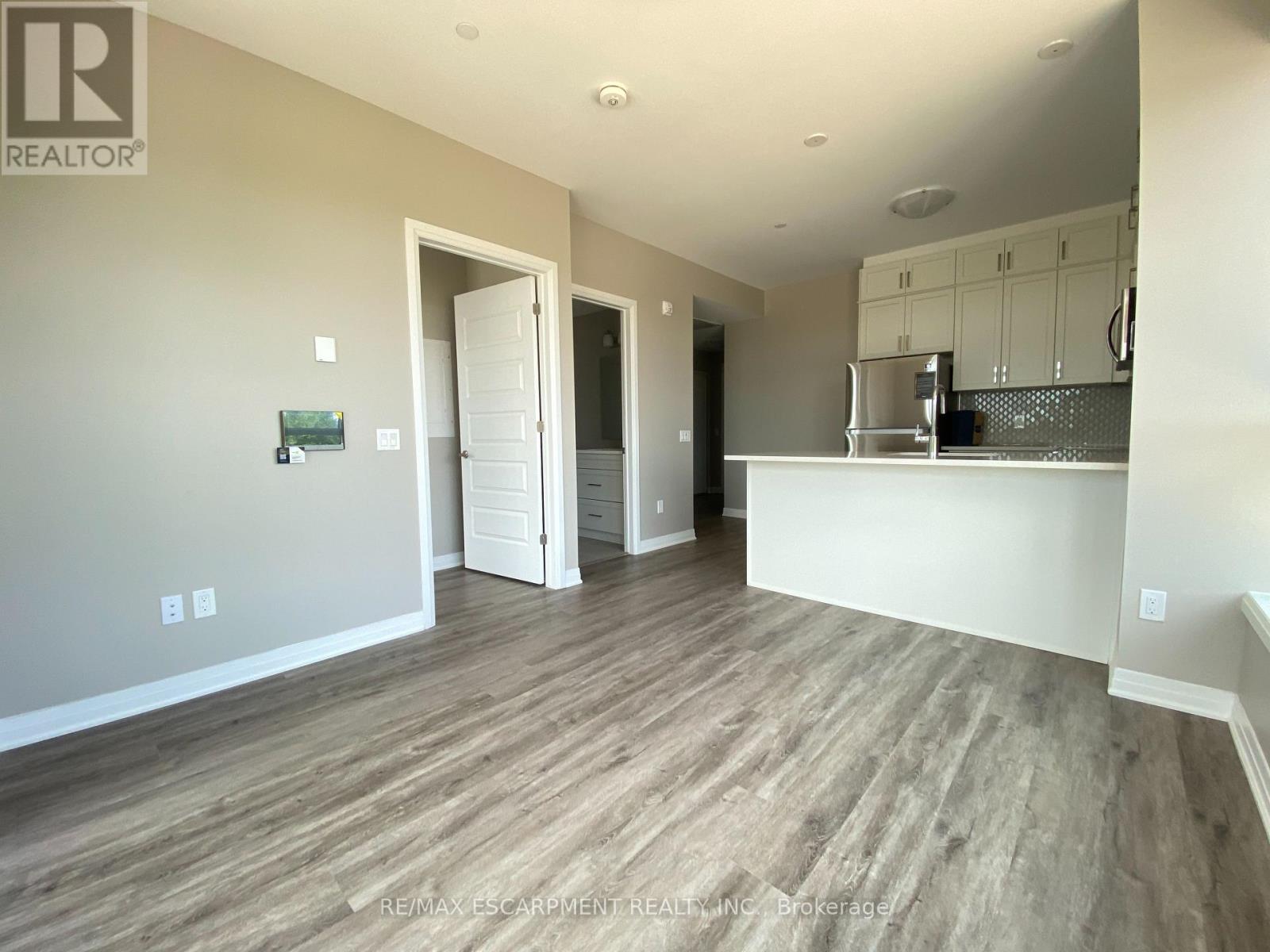 106 - 95 Dundas Street W, Oakville, Ontario  L6M 5N4 - Photo 9 - W12471188