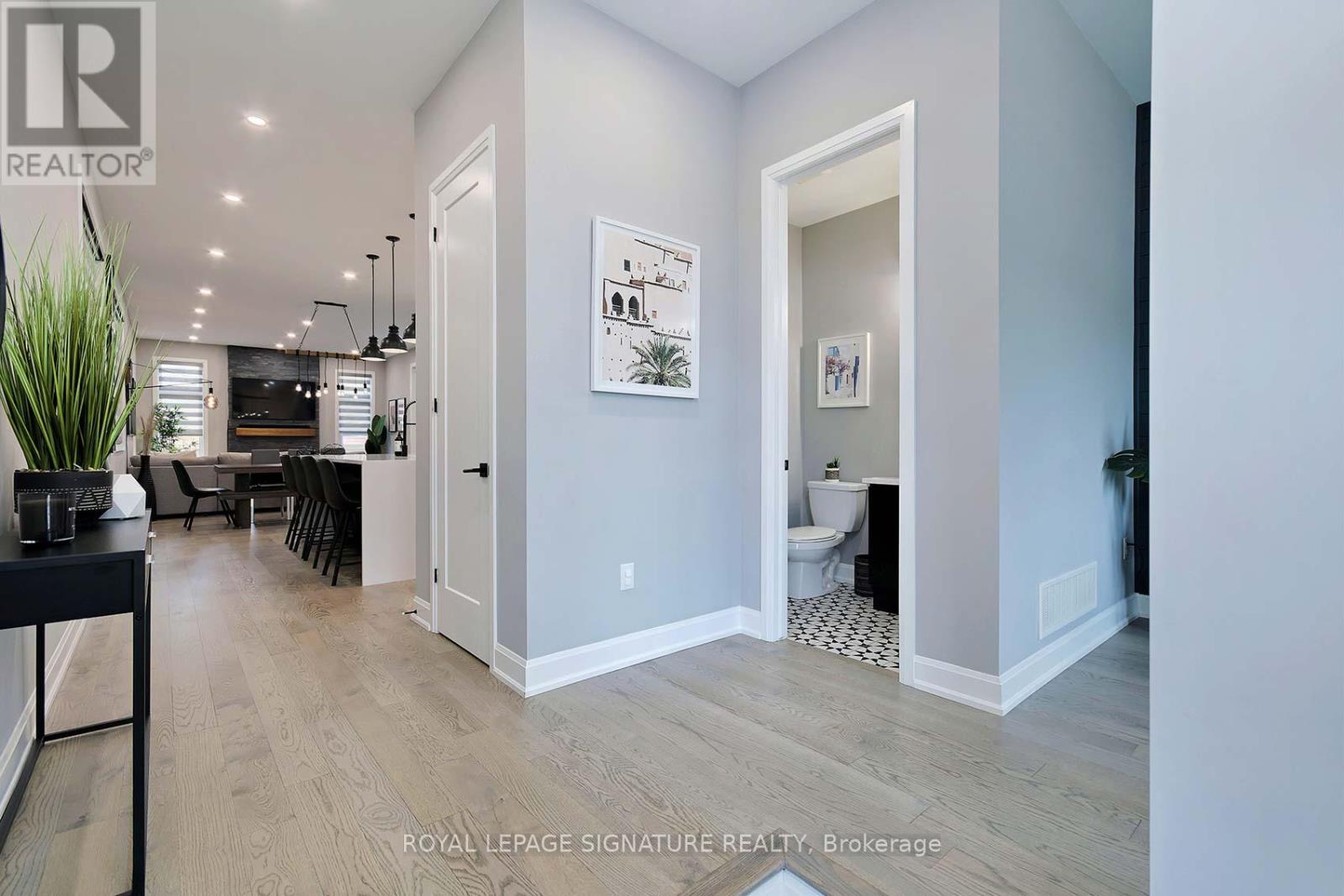 1467 Lakeport Crescent, Oakville, Ontario  L6H 3S1 - Photo 3 - W12471203