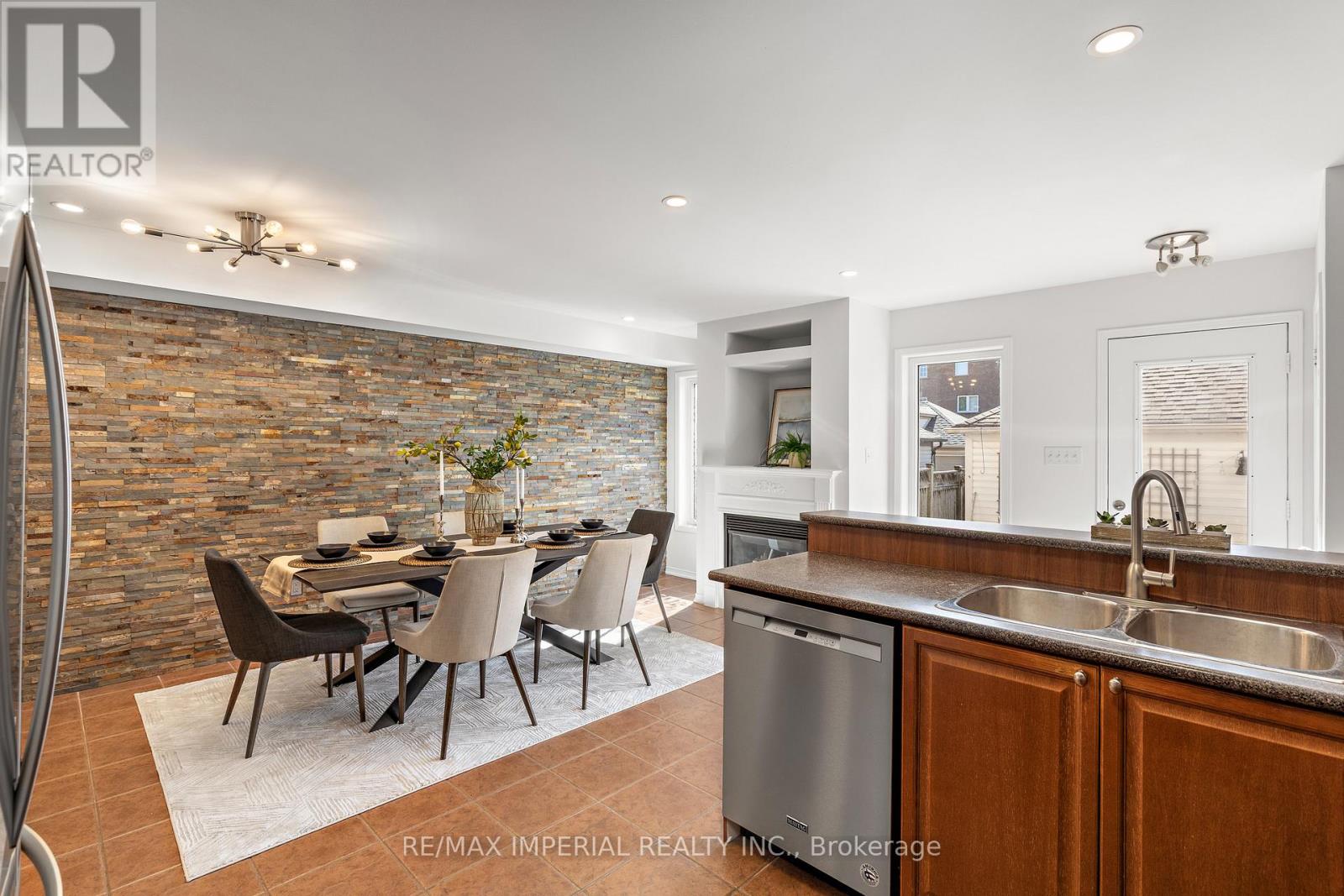 94 Littlewood Drive, Oakville, Ontario  L6H 6V1 - Photo 13 - W12471206