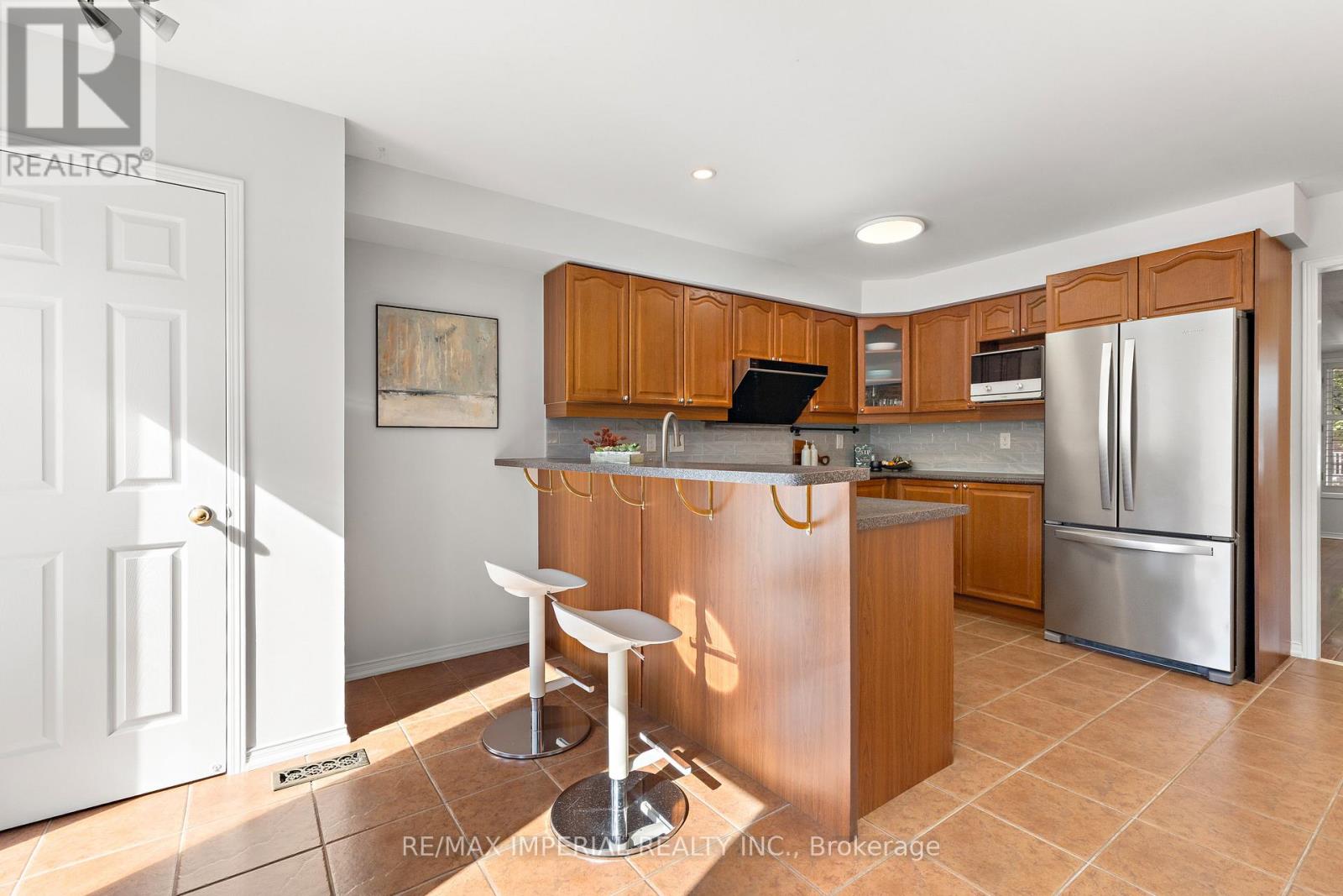 94 Littlewood Drive, Oakville, Ontario  L6H 6V1 - Photo 14 - W12471206