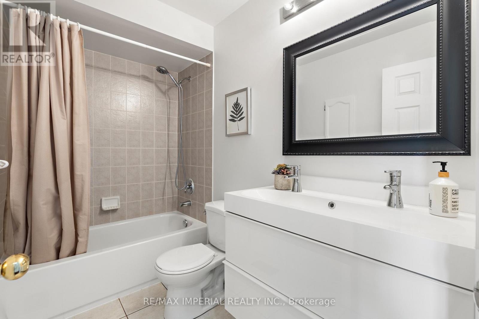 94 Littlewood Drive, Oakville, Ontario  L6H 6V1 - Photo 26 - W12471206