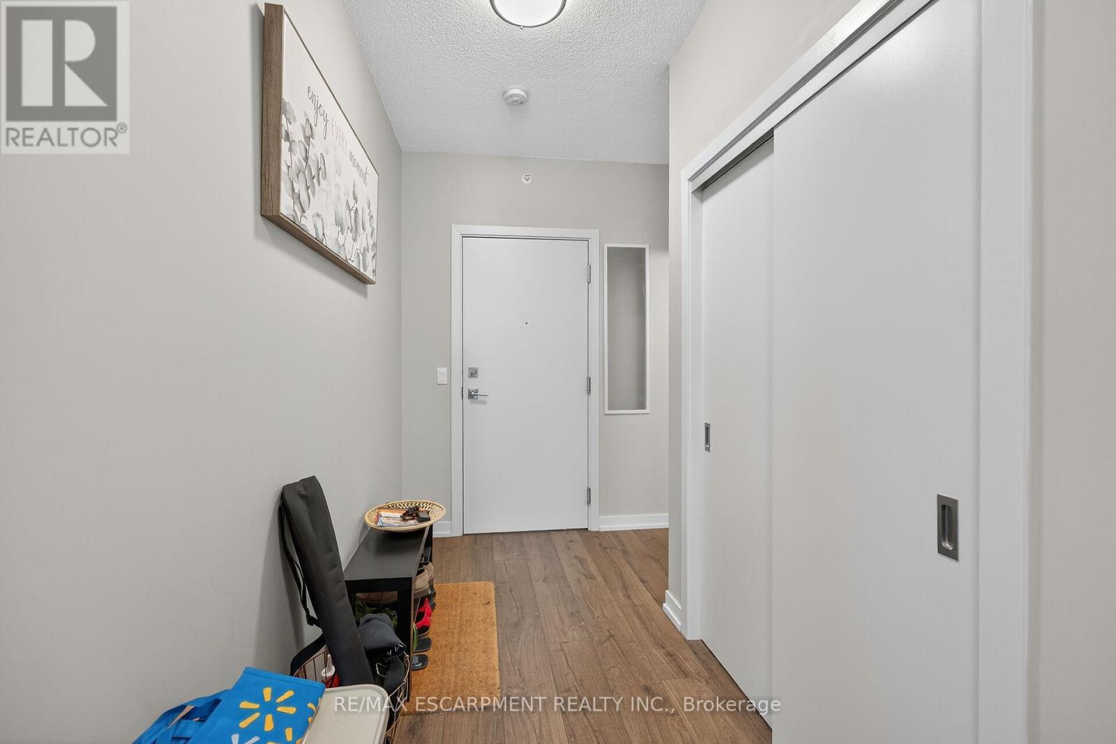 1302 - 2087 Fairview Street, Burlington, Ontario  L7R 0E5 - Photo 5 - W12471208
