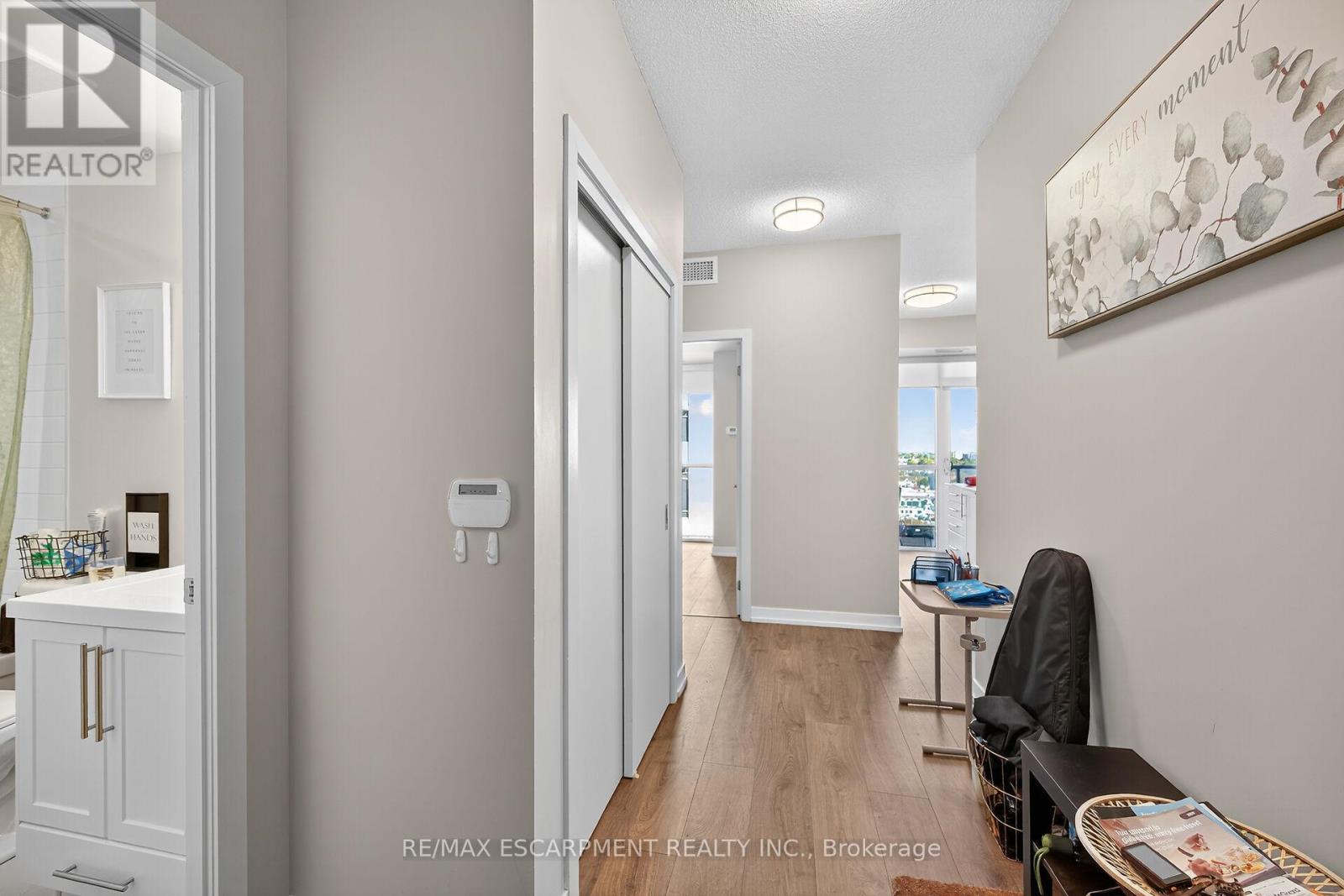 1302 - 2087 Fairview Street, Burlington, Ontario  L7R 0E5 - Photo 6 - W12471208