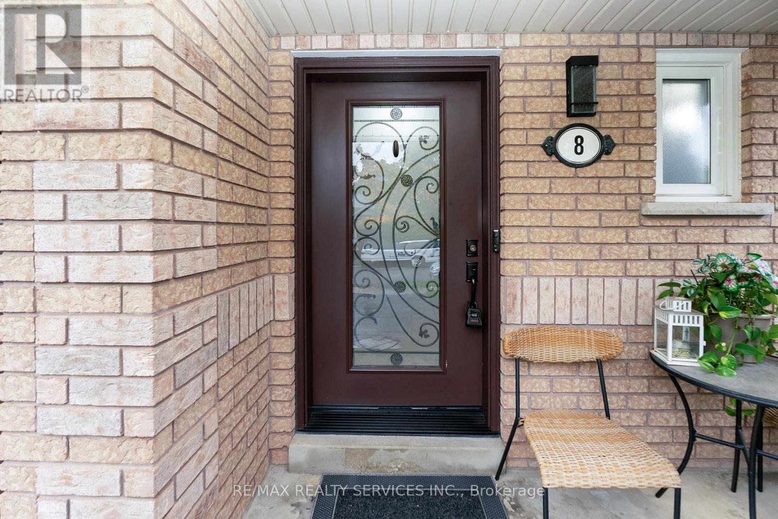 8 Ridgemore Crescent, Brampton, Ontario  L7A 2L6 - Photo 4 - W12471210