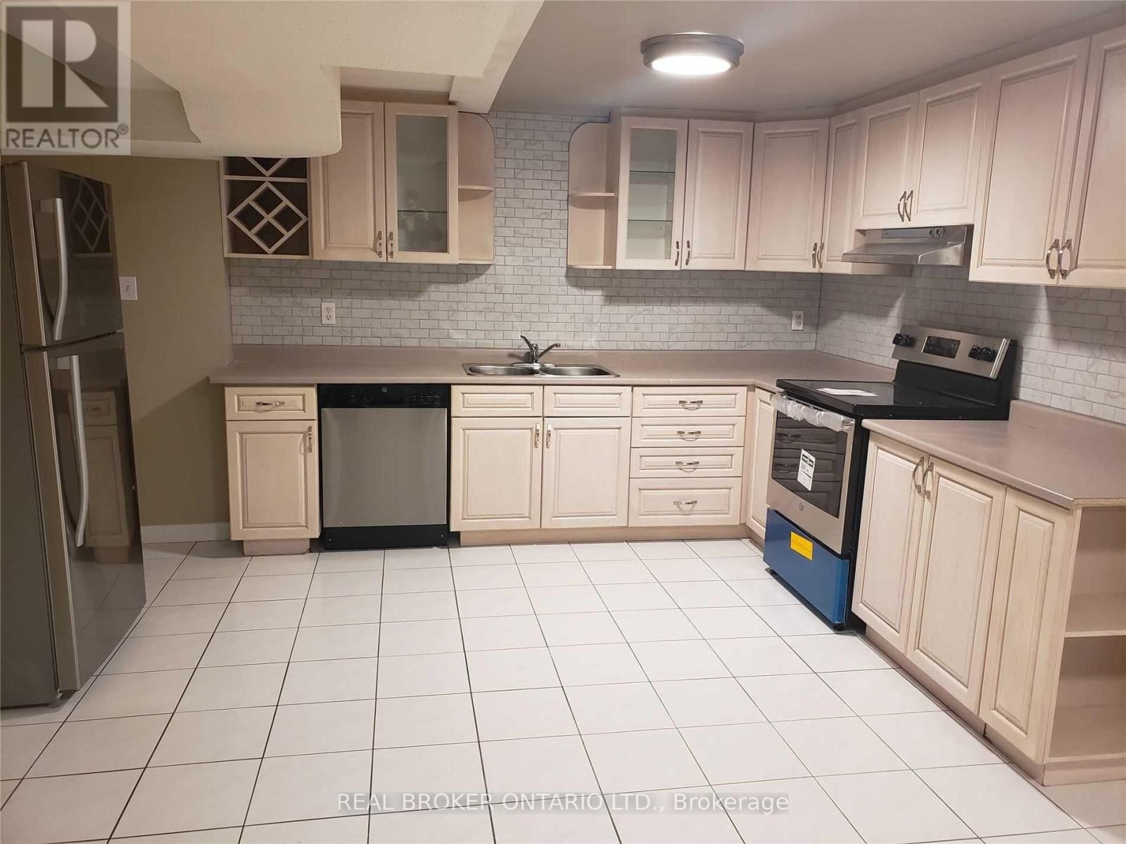 Lower - 4244 Starlight Crescent, Mississauga, Ontario  L4W 4R2 - Photo 4 - W12471226