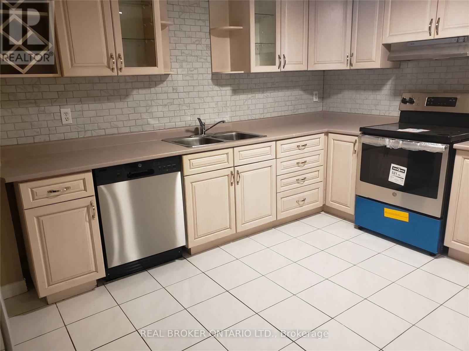 Lower - 4244 Starlight Crescent, Mississauga, Ontario  L4W 4R2 - Photo 5 - W12471226