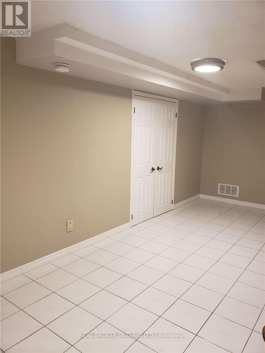 Lower - 4244 Starlight Crescent, Mississauga, Ontario  L4W 4R2 - Photo 7 - W12471226