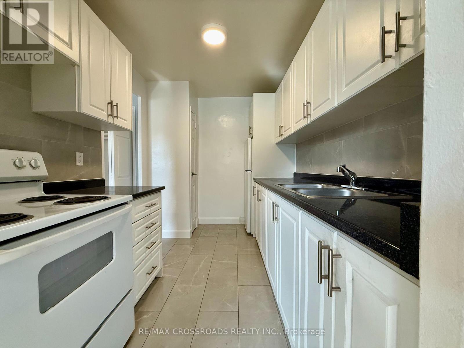 103 - 363 Lakeshore Road E, Mississauga, Ontario  L5G 1H7 - Photo 3 - W12471248