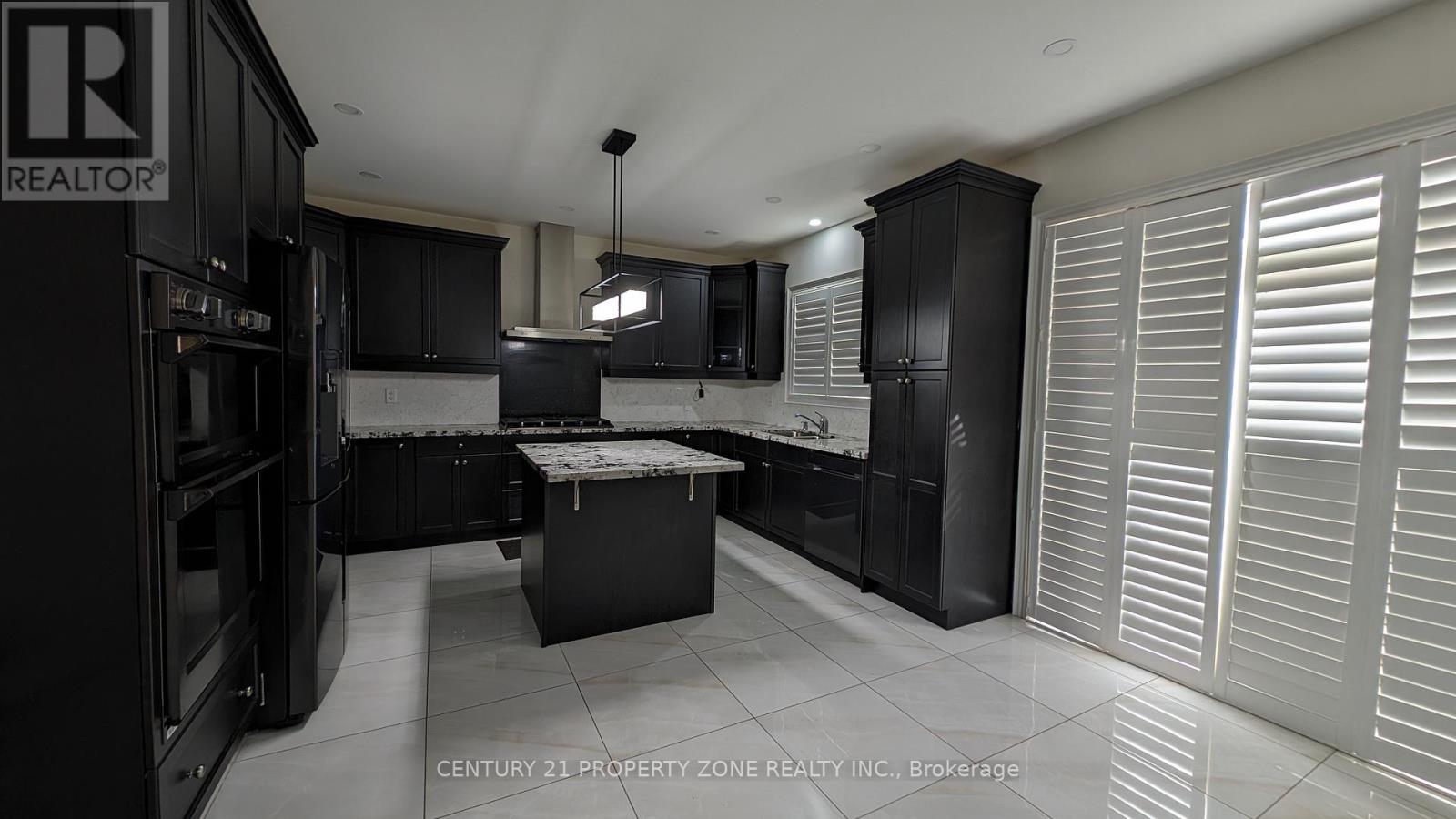 Upper - 10 Goderich Drive, Brampton, Ontario  L7A 5A7 - Photo 10 - W12471256