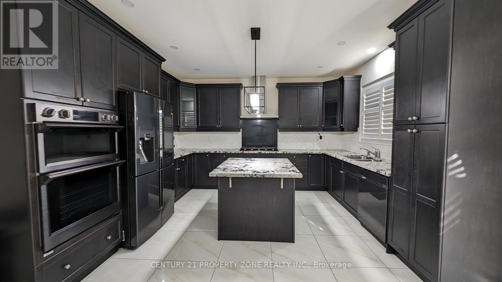 Upper - 10 Goderich Drive, Brampton, Ontario  L7A 5A7 - Photo 11 - W12471256