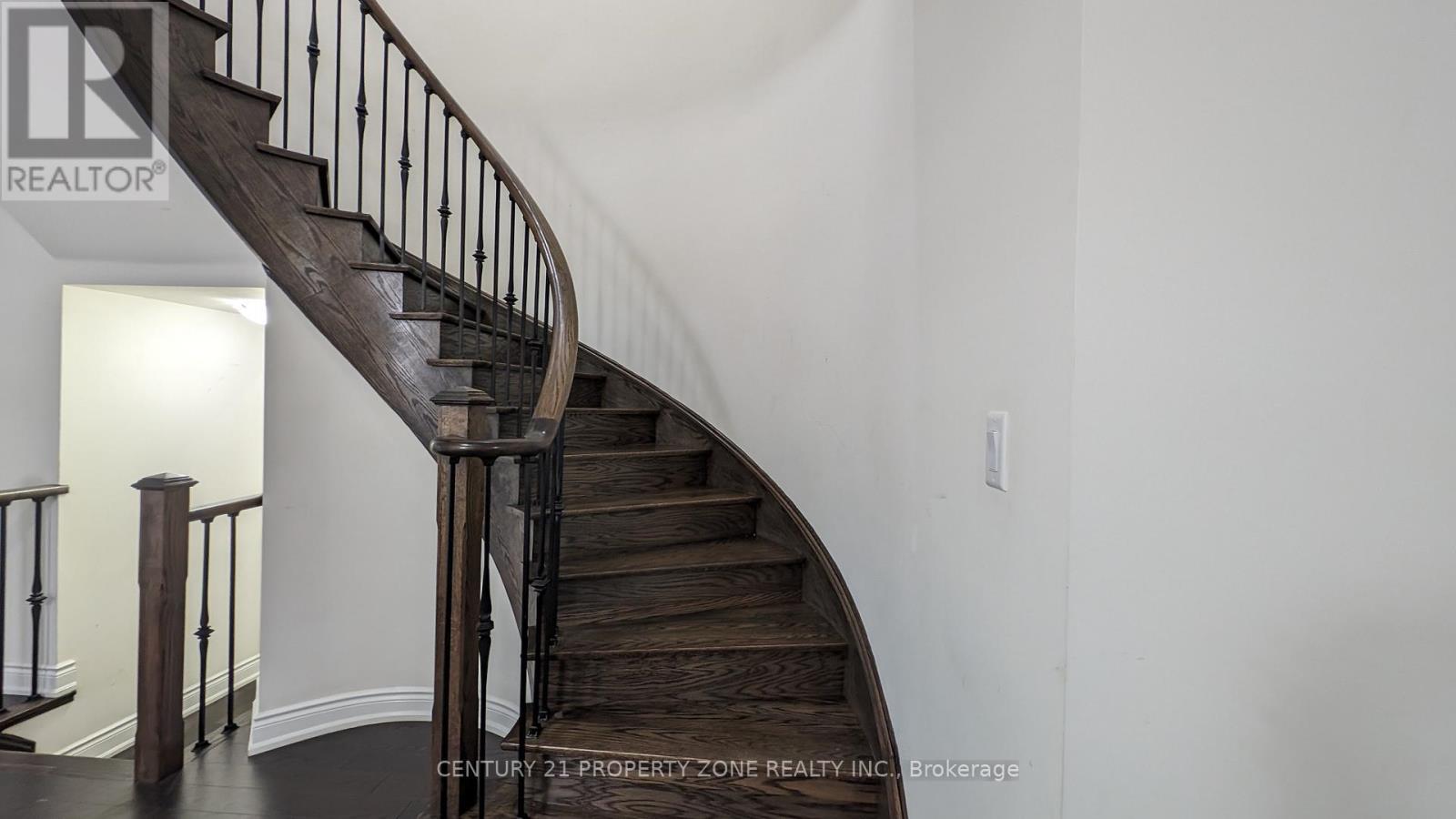 Upper - 10 Goderich Drive, Brampton, Ontario  L7A 5A7 - Photo 8 - W12471256