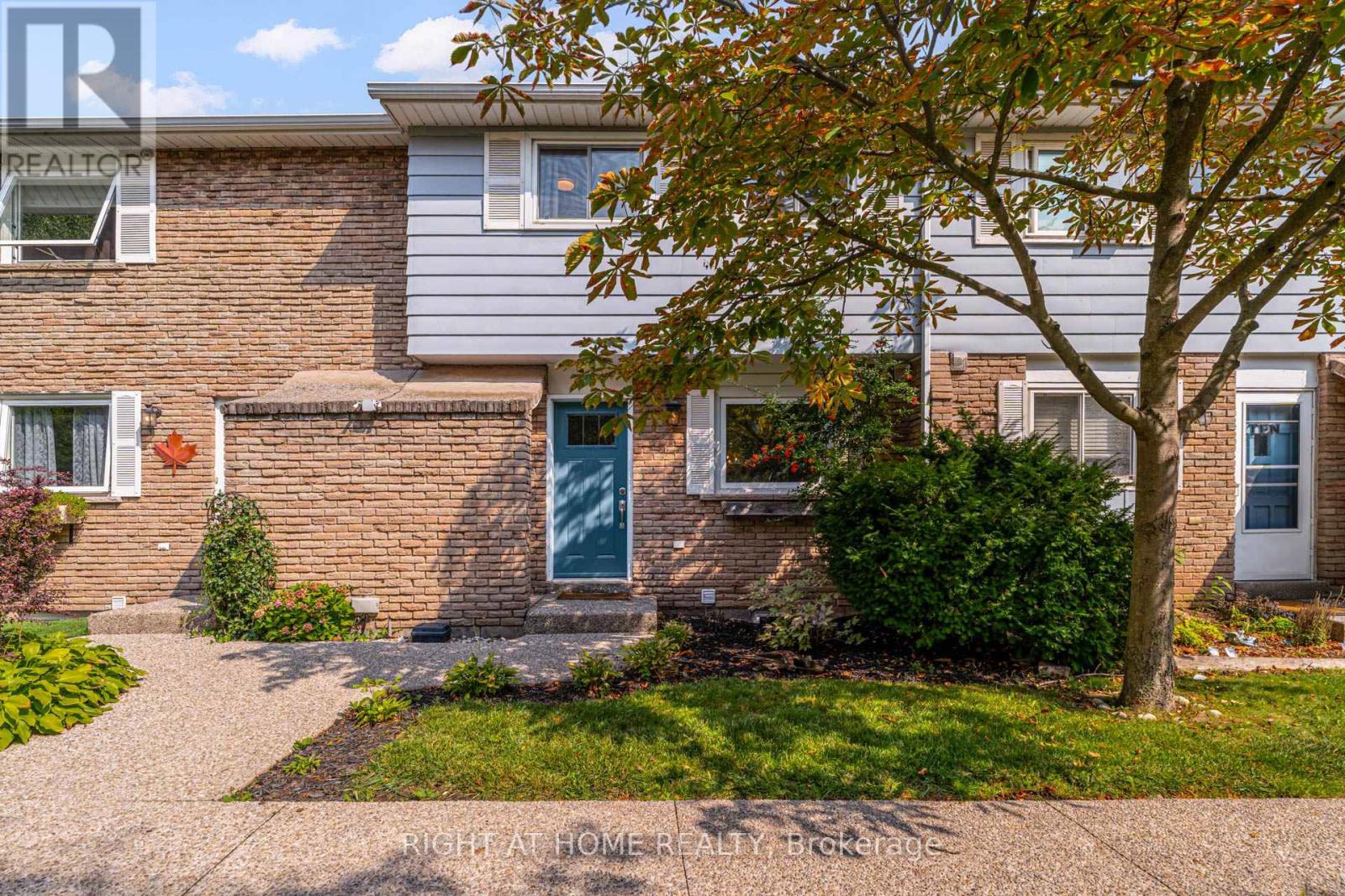 9 - 2067 Marine Drive, Oakville, Ontario  L6L 1B8 - Photo 2 - W12471297