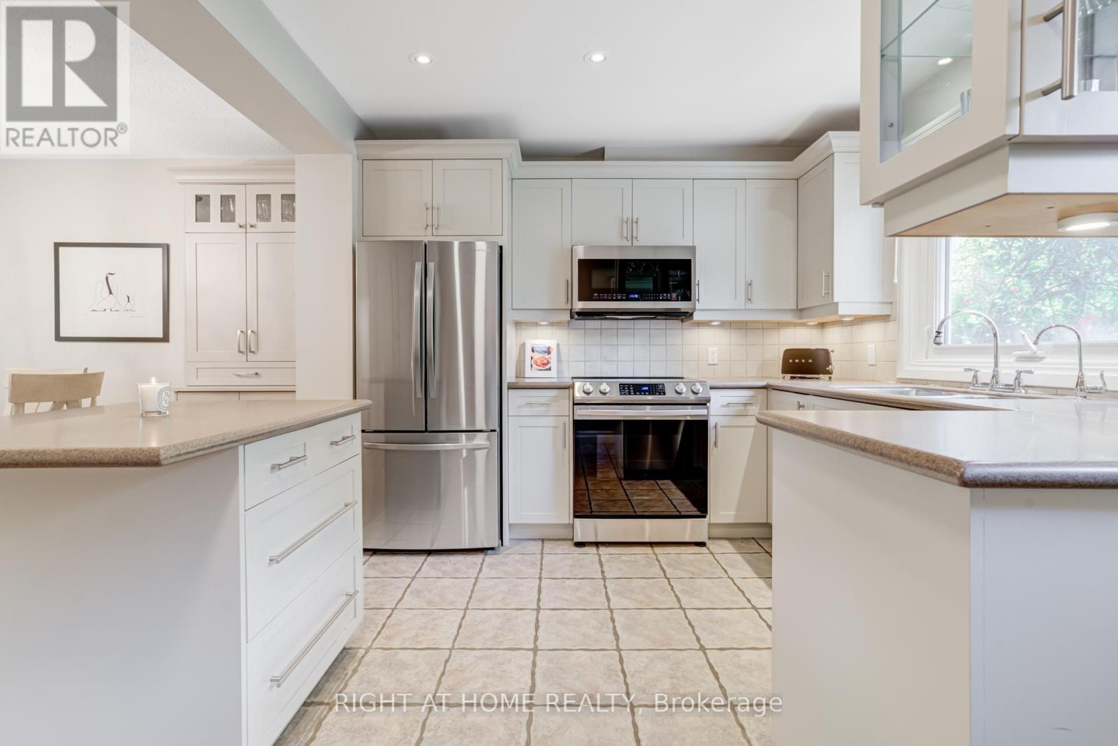 9 - 2067 Marine Drive, Oakville, Ontario  L6L 1B8 - Photo 4 - W12471297