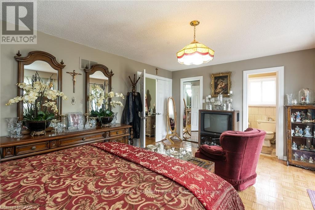 2545 Pollard Drive, Mississauga, Ontario  L5C 3G9 - Photo 16 - W12471324