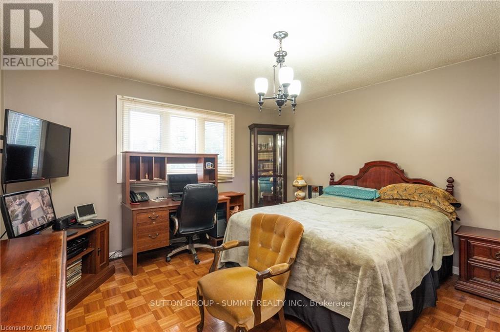 2545 Pollard Drive, Mississauga, Ontario  L5C 3G9 - Photo 19 - W12471324