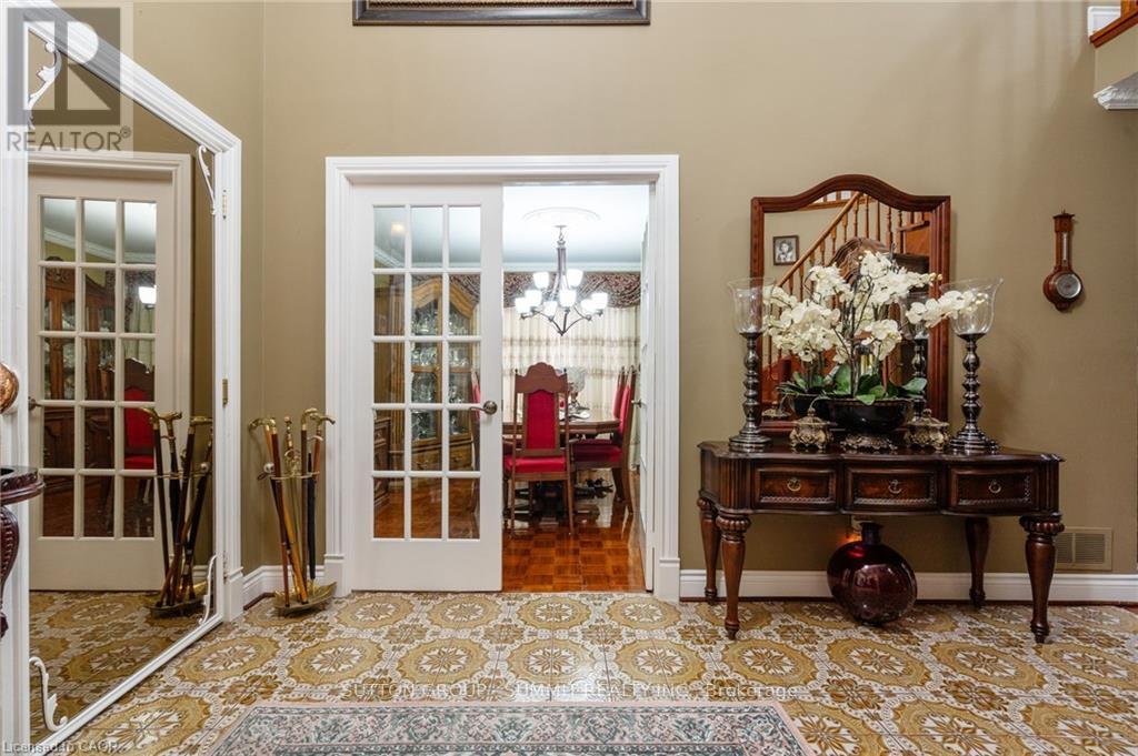 2545 Pollard Drive, Mississauga, Ontario  L5C 3G9 - Photo 3 - W12471324
