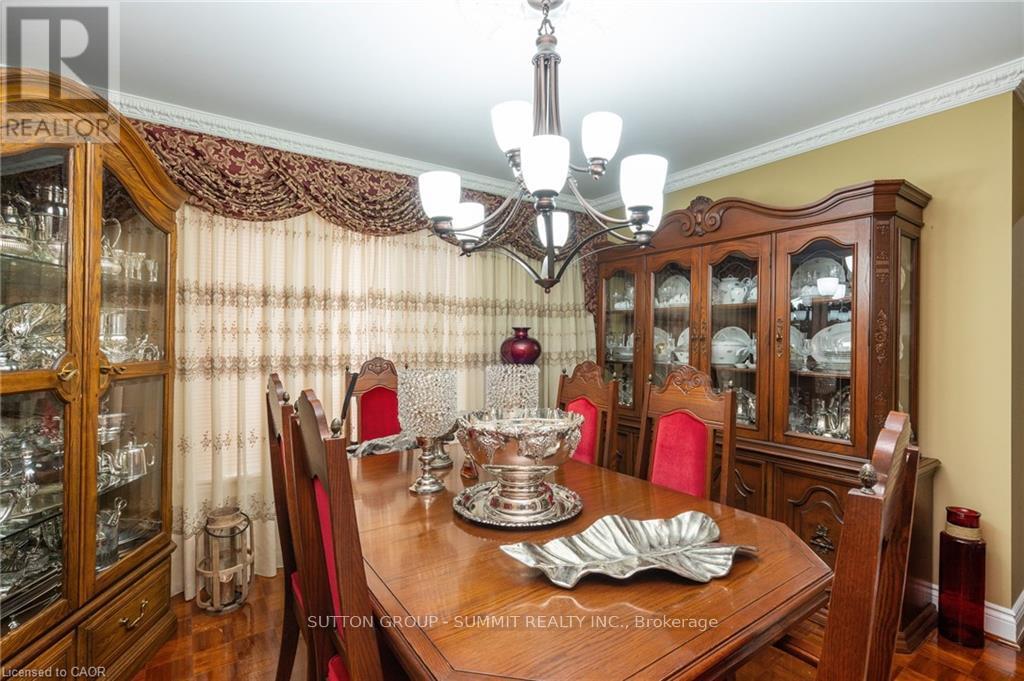 2545 Pollard Drive, Mississauga, Ontario  L5C 3G9 - Photo 4 - W12471324