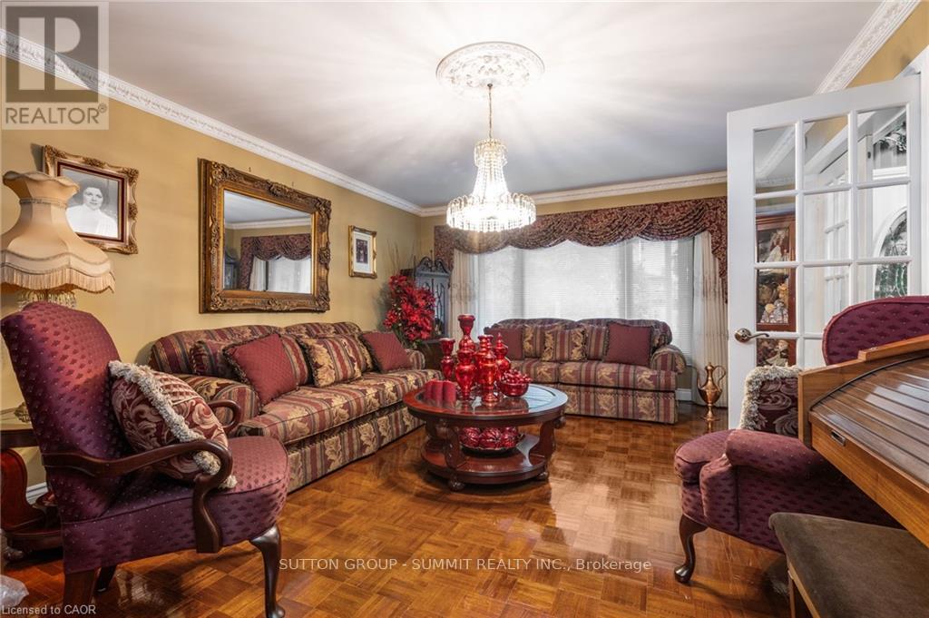 2545 Pollard Drive, Mississauga, Ontario  L5C 3G9 - Photo 7 - W12471324