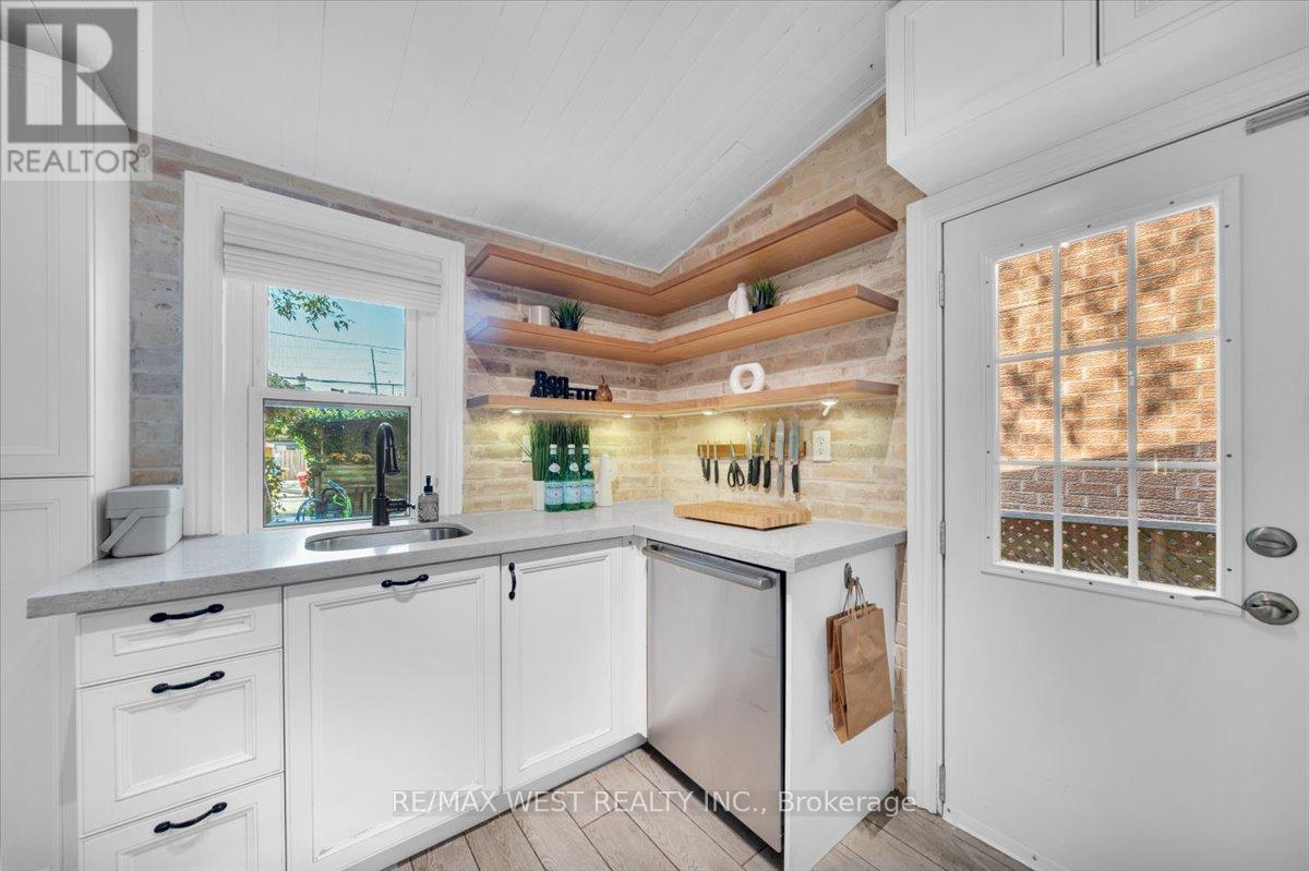 176 Sixth Street, Toronto, Ontario  M8V 3A5 - Photo 13 - W12471326