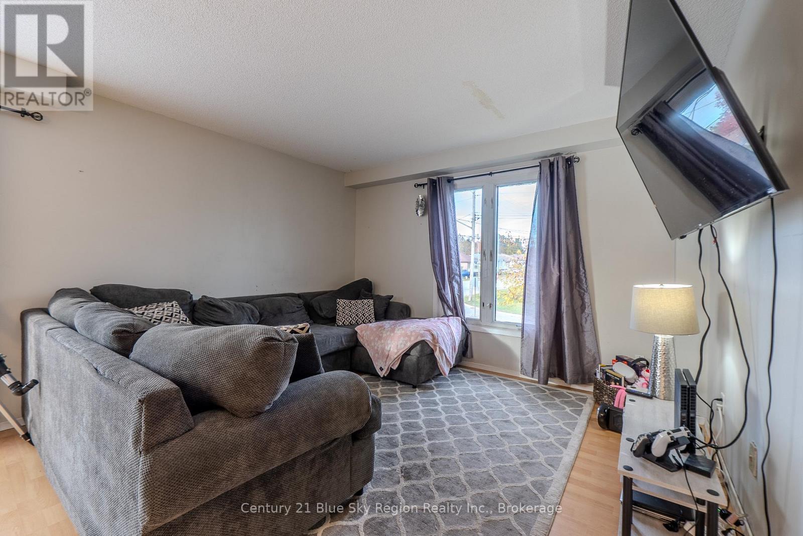 4 Sovereign Drive, North Bay, Ontario  P1A 2X9 - Photo 3 - X12471412