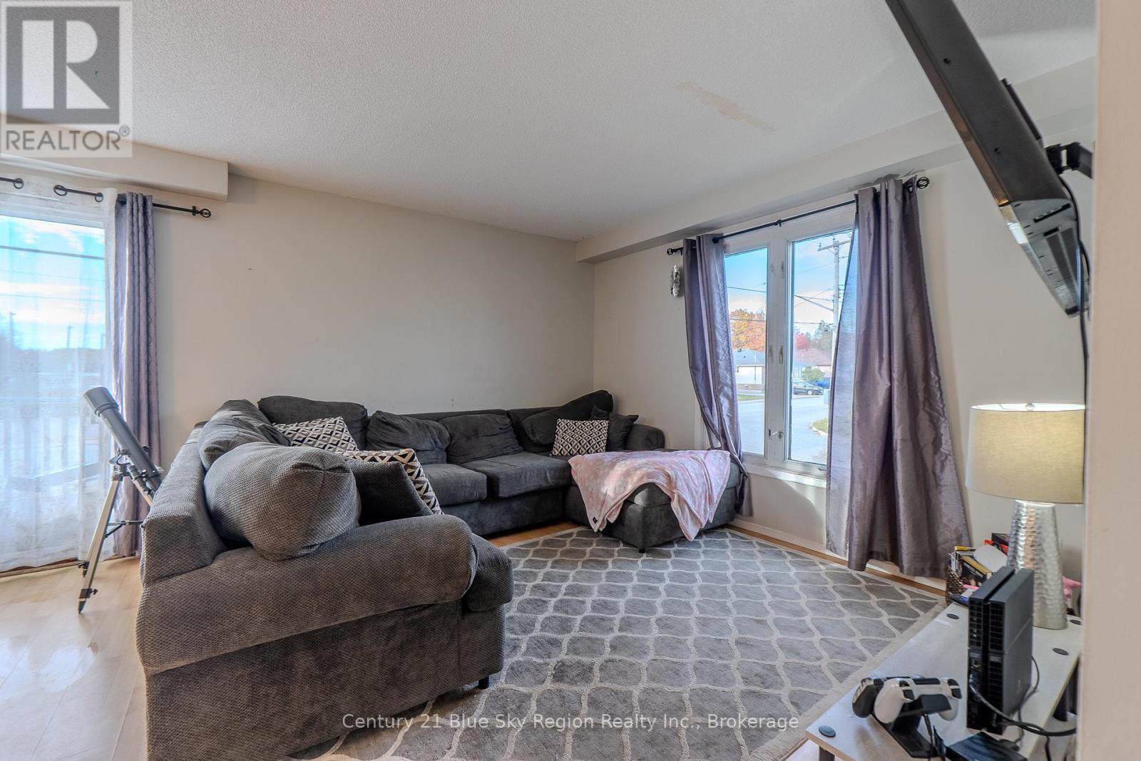 4 Sovereign Drive, North Bay, Ontario  P1A 2X9 - Photo 4 - X12471412