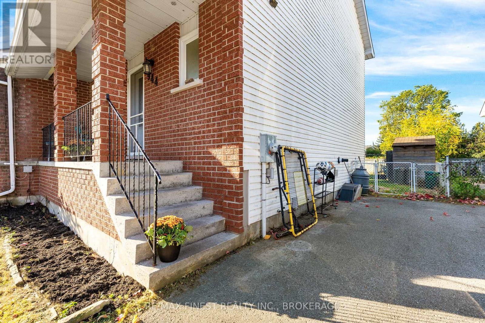 944 Warburton Crescent, Kingston, Ontario  K7M 8L1 - Photo 6 - X12471430