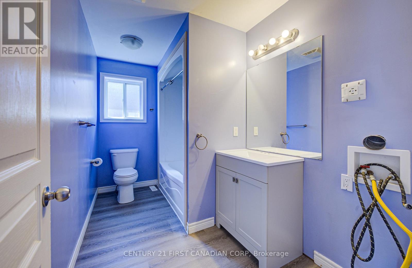 212 Ewart Street Sw, Strathroy-Caradoc (Nw), Ontario  N7G 4G6 - Photo 10 - X12471429